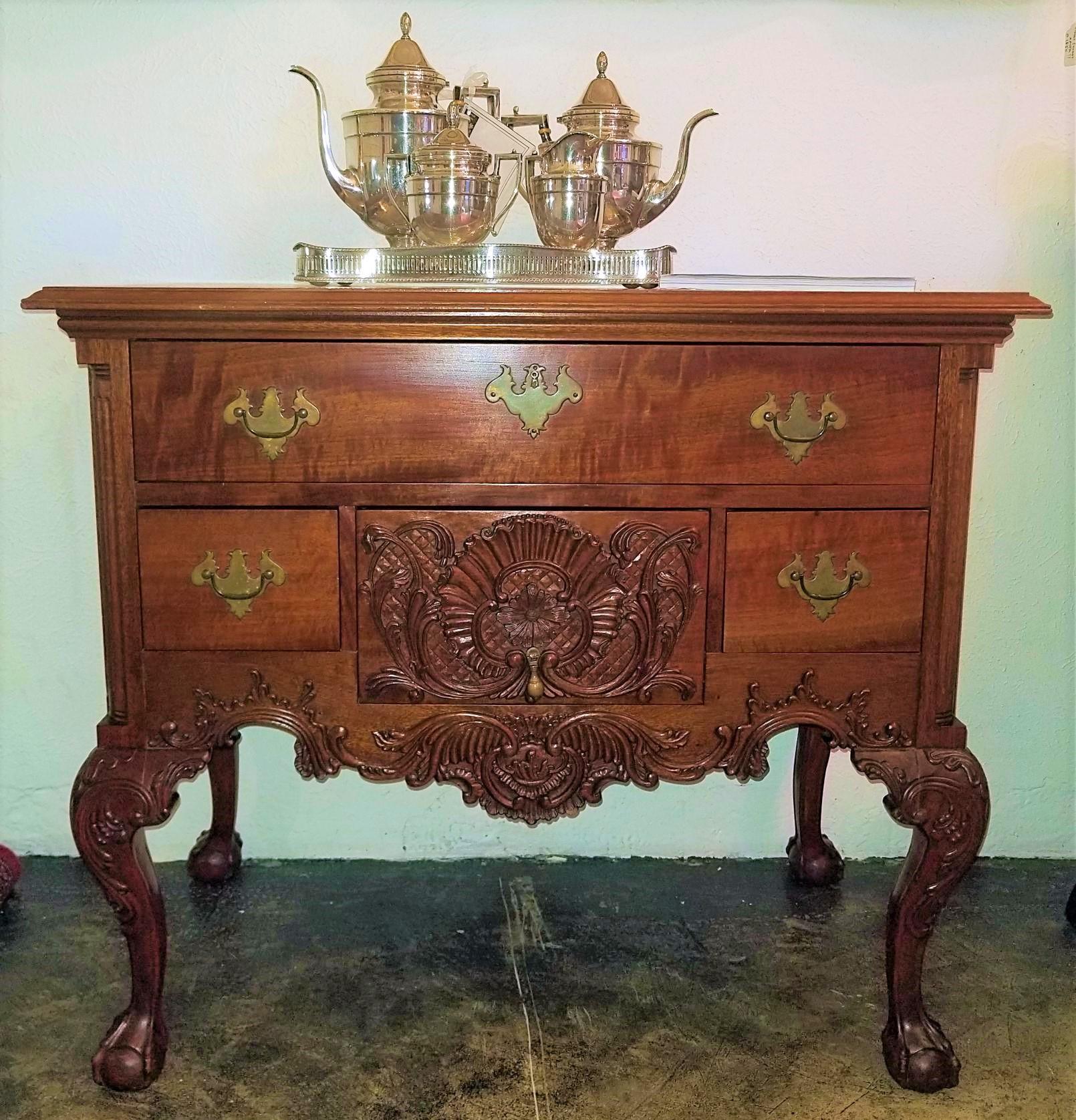 American Chippendale Style Mahogany Lowboy Table In Good Condition In Dallas, TX
