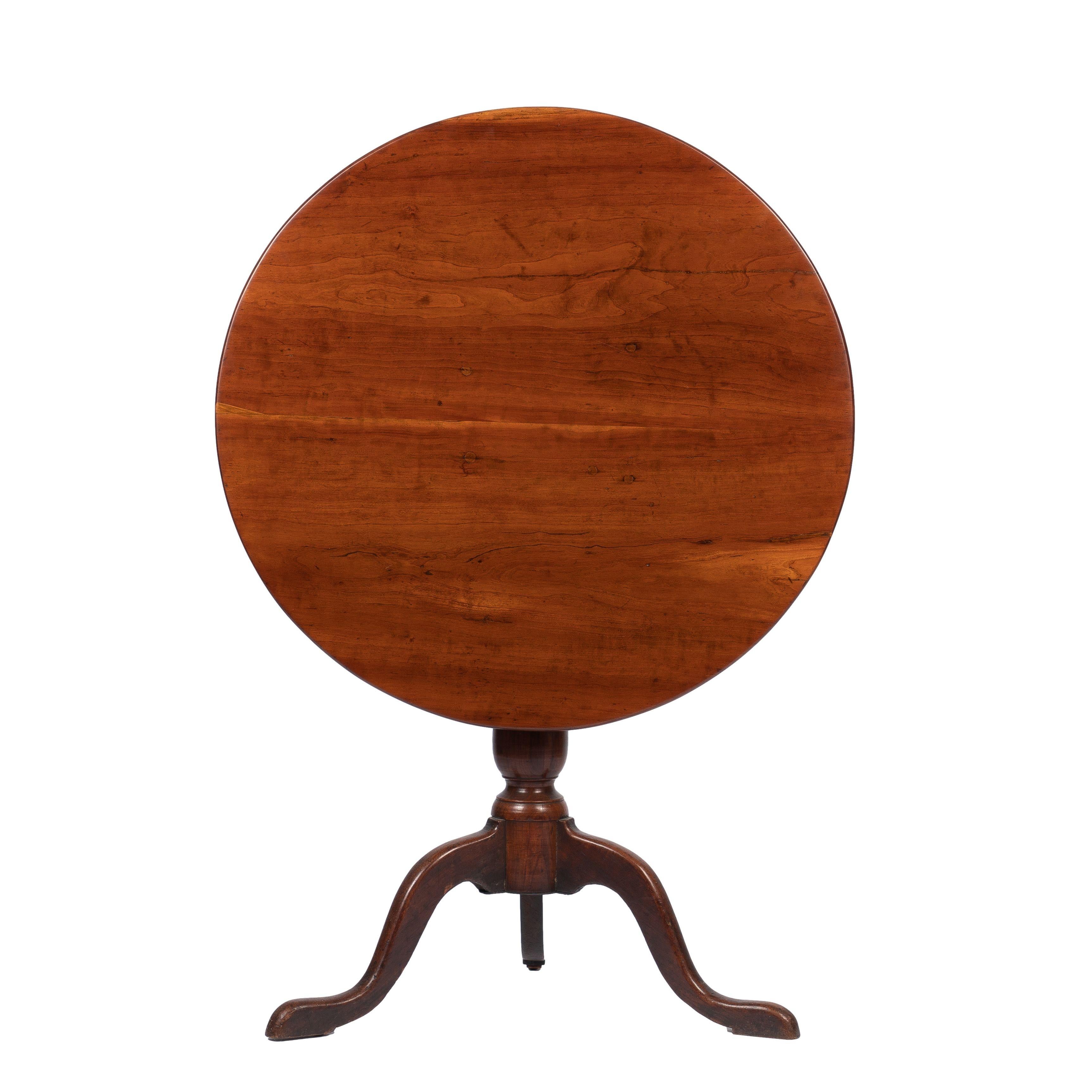 American cherry Chippendale tilt top tea table, 1775-1800 In Good Condition For Sale In Kenilworth, IL