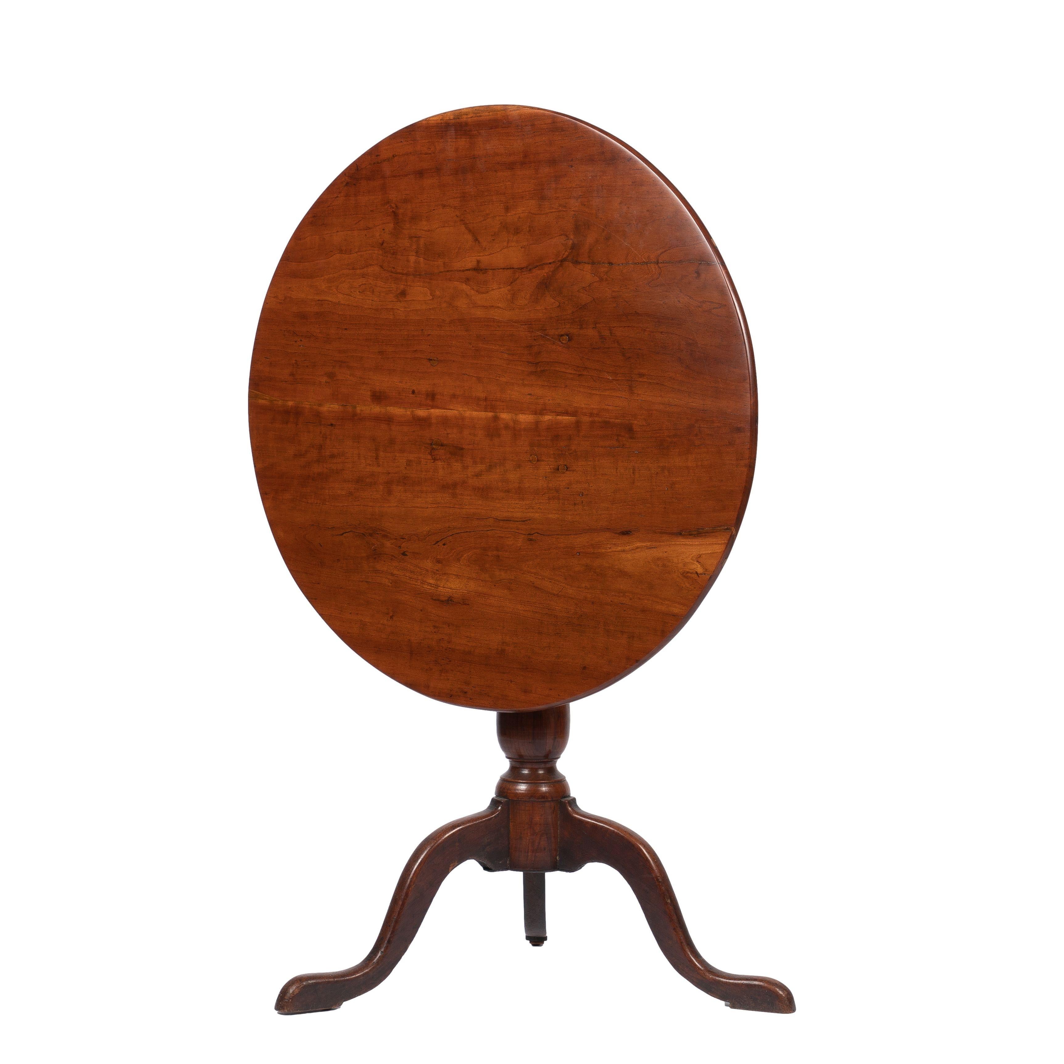 18th Century American cherry Chippendale tilt top tea table, 1775-1800 For Sale