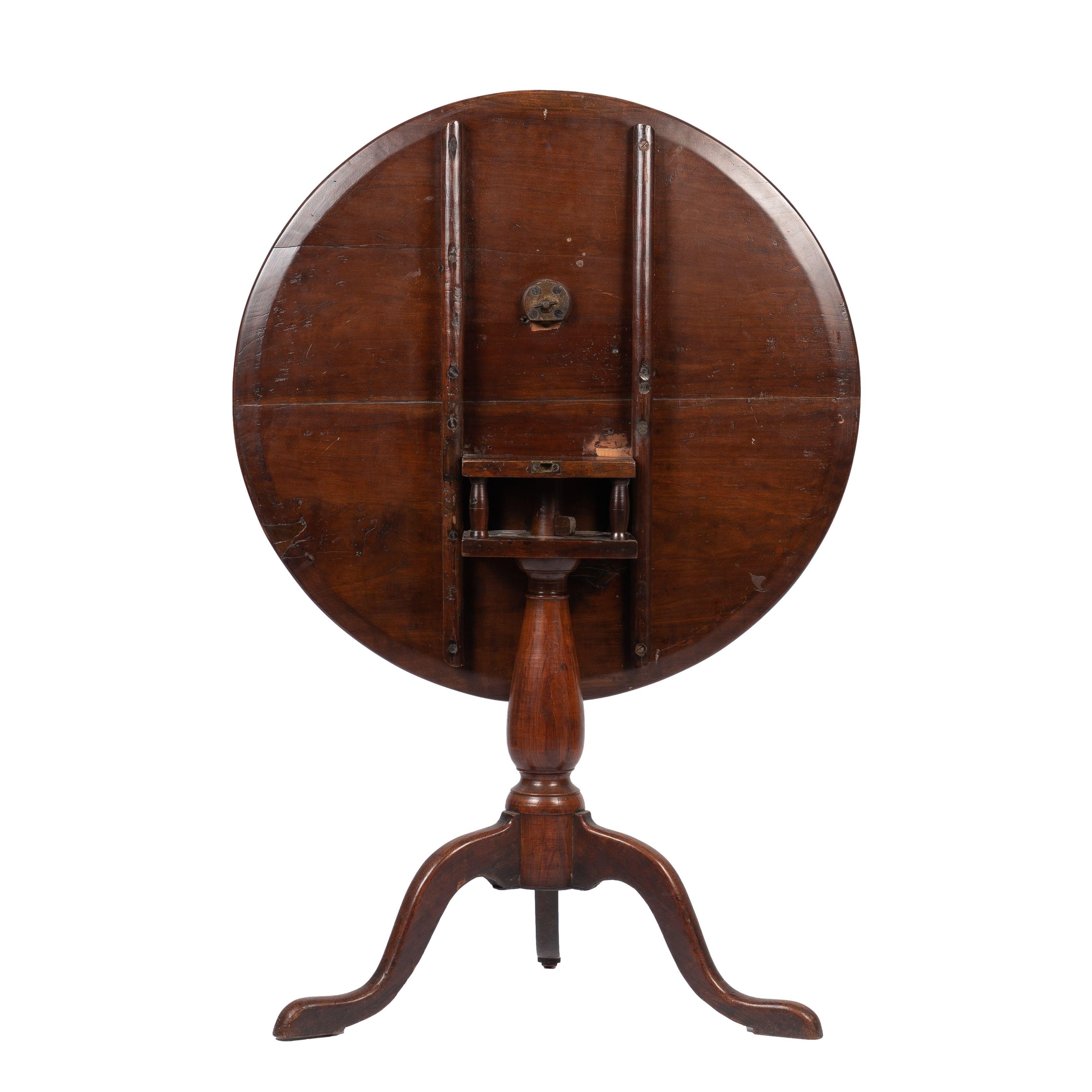 American cherry Chippendale tilt top tea table, 1775-1800 For Sale 2