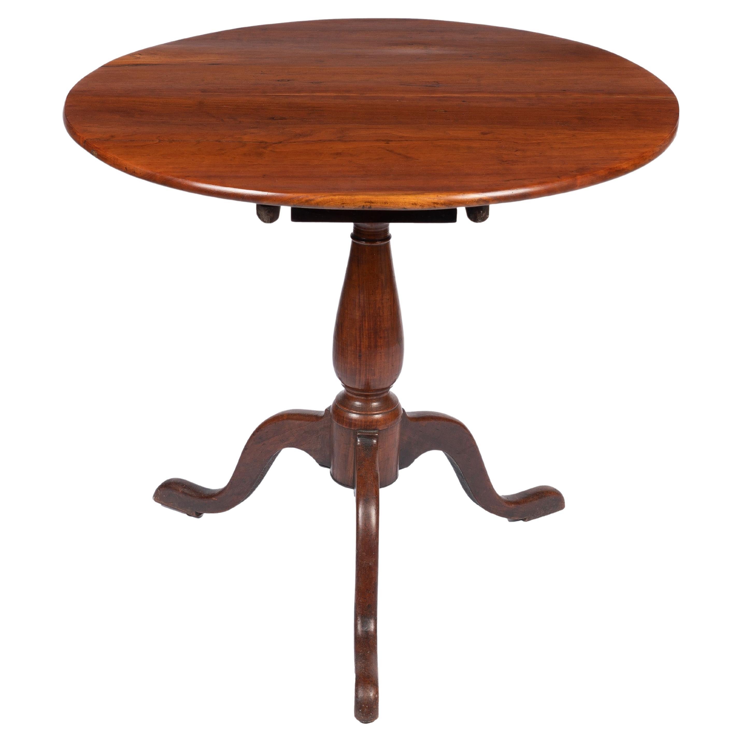 American cherry Chippendale tilt top tea table, 1775-1800 For Sale