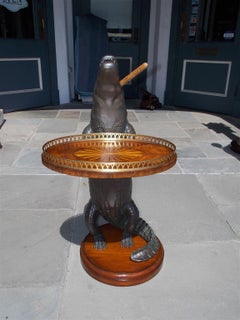 Cigare américain Alligator en résine avec plateau ovale de galerie en laiton marqueté. 20ème siècle