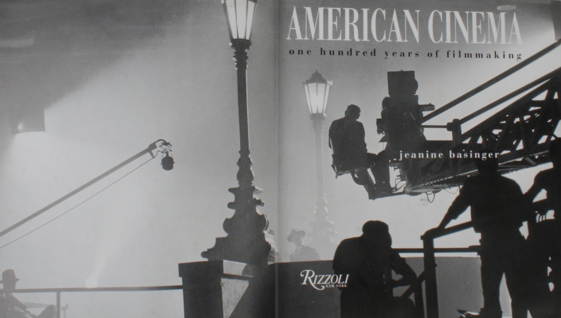 American Cinema, One Hundred Years of Filmmaking von Jeanie Basinger. New York: Rizzoli, 1994. 1st Ed Hardcover veröffentlicht, um die Hundertjahrfeier der Geburt des amerikanischen Films und eine 10-teilige PBS-TV-Serie, die im Januar 1995