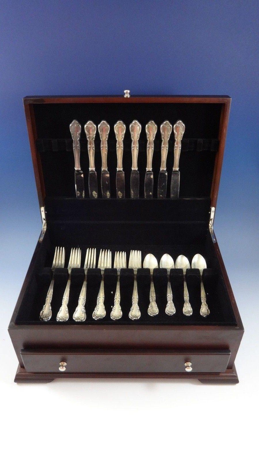 Magnifique service de couverts en argent sterling AMERICAN CLASSIC BY EASTERLING - 32 pièces. Cet ensemble comprend :


8 COUTEAUX, 8 3/4