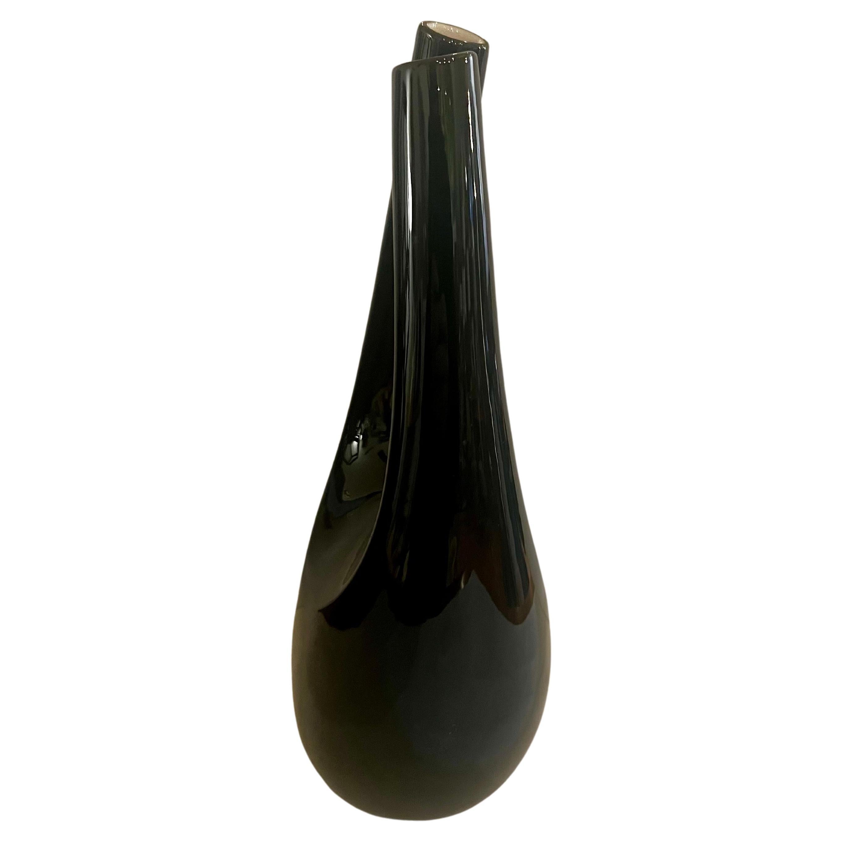 Magnifique vase à double tête torsadée en porcelaine brillante noire et blanche à l'intérieur, circa 1960, de Franciscan China.