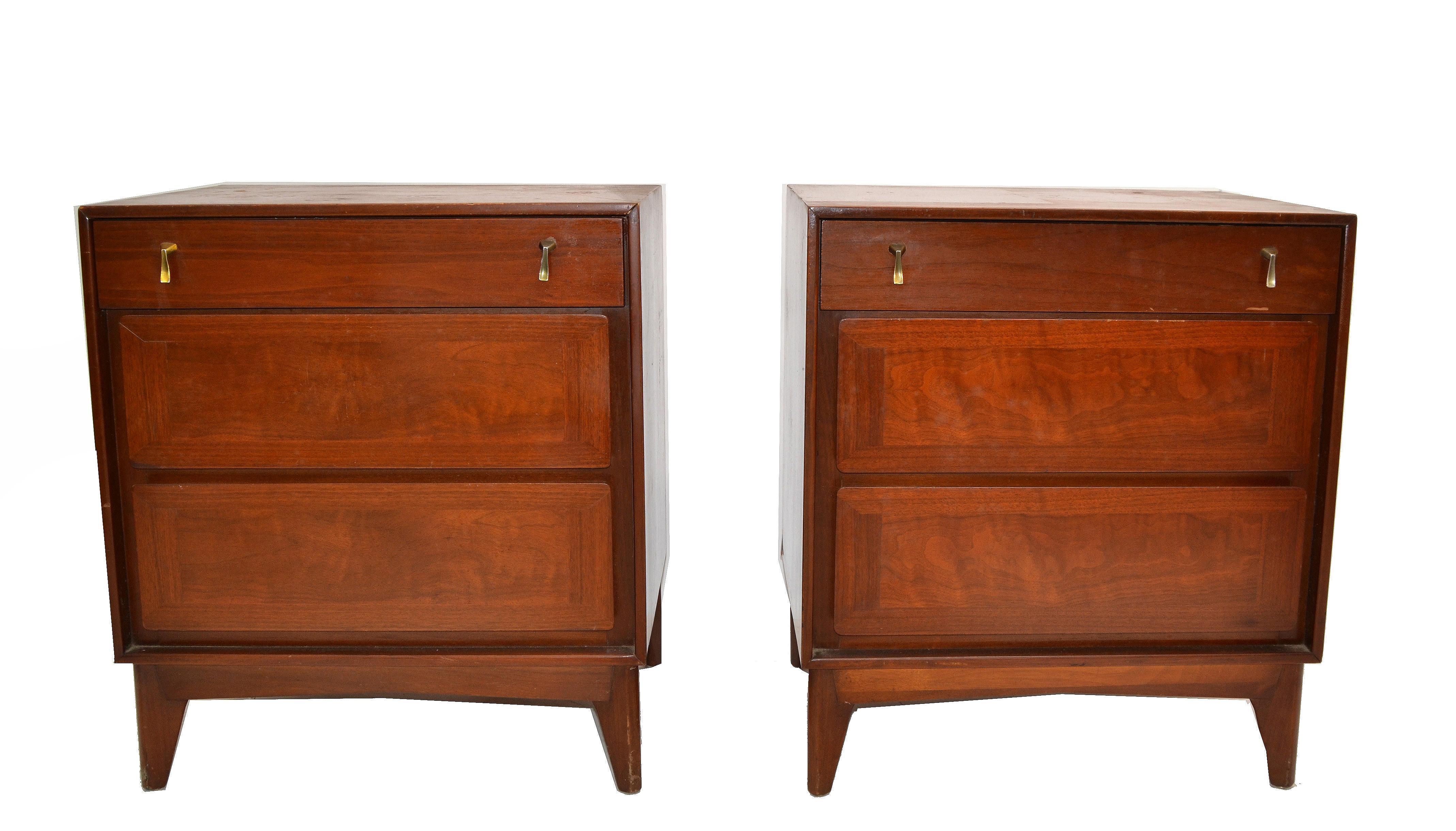 Paire de tables de chevet classiques américaines en bois et laiton de style mi-siècle moderne en vente 2