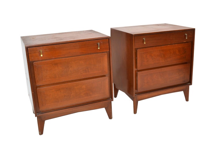 Patinated American Classic Wood Brass Night Stand Bedside Tables Mid-Century Modern - Pair For Sale