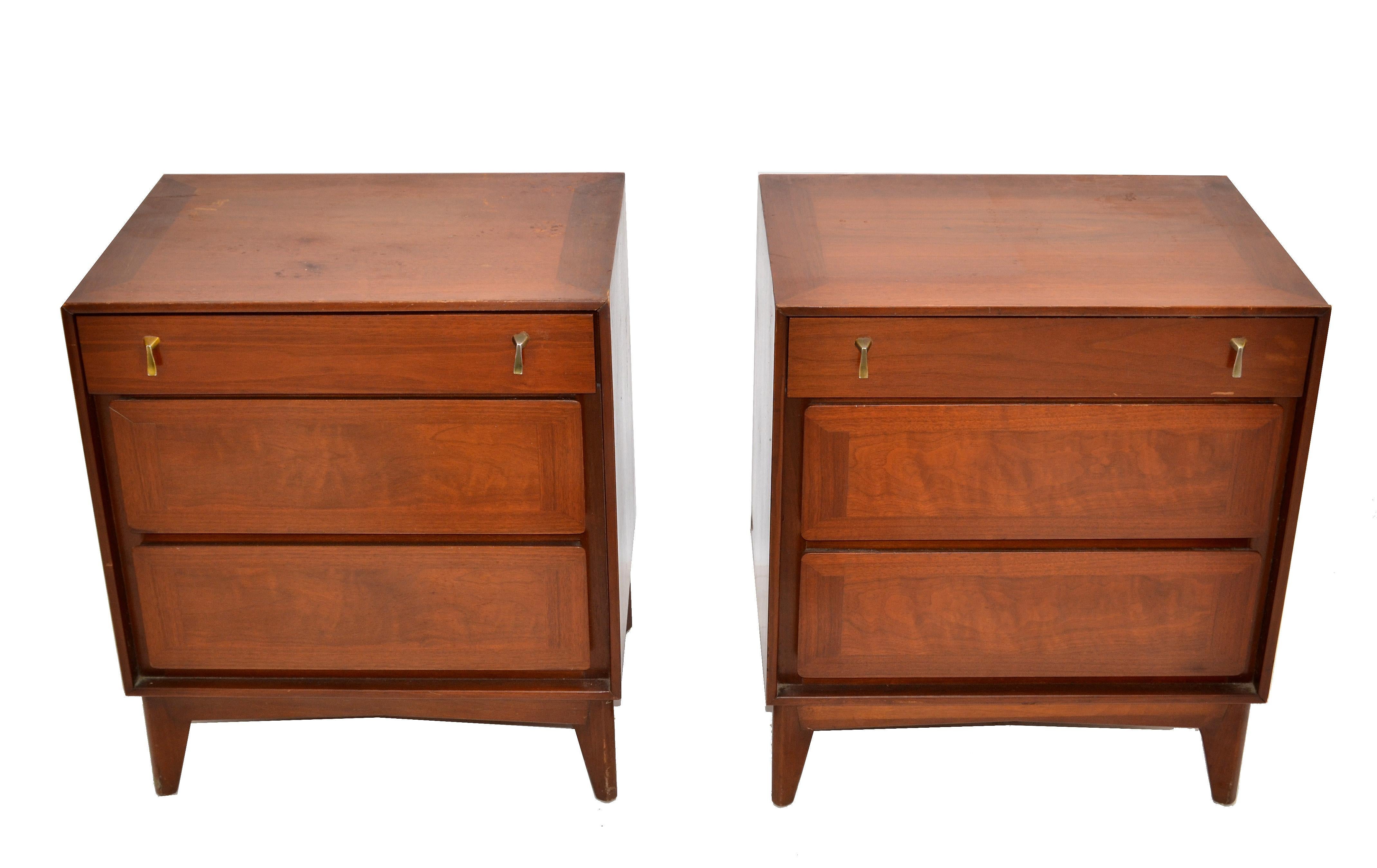 Américain Paire de tables de chevet classiques américaines en bois et laiton de style mi-siècle moderne en vente