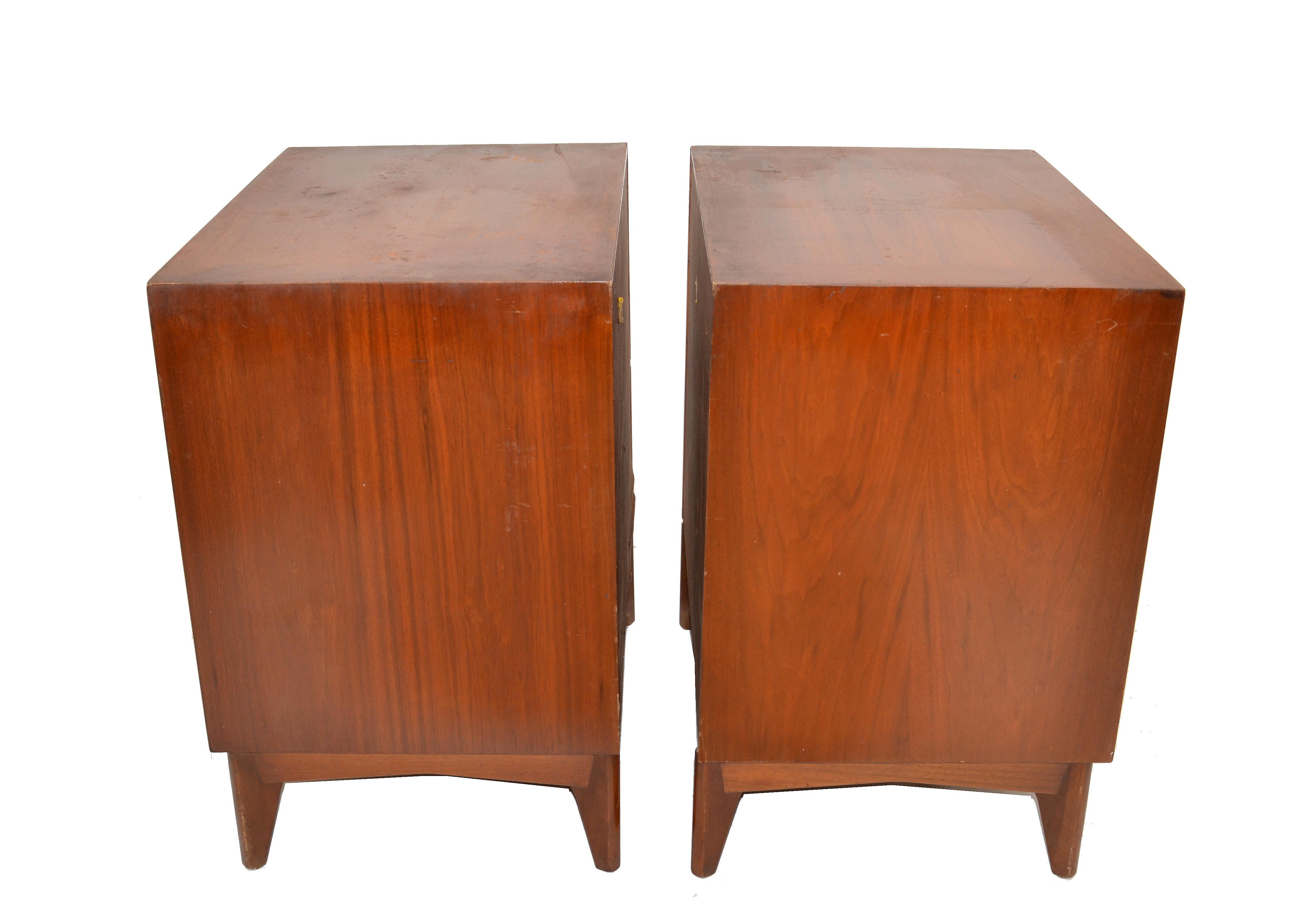 Milieu du XXe siècle Paire de tables de chevet classiques américaines en bois et laiton de style mi-siècle moderne en vente