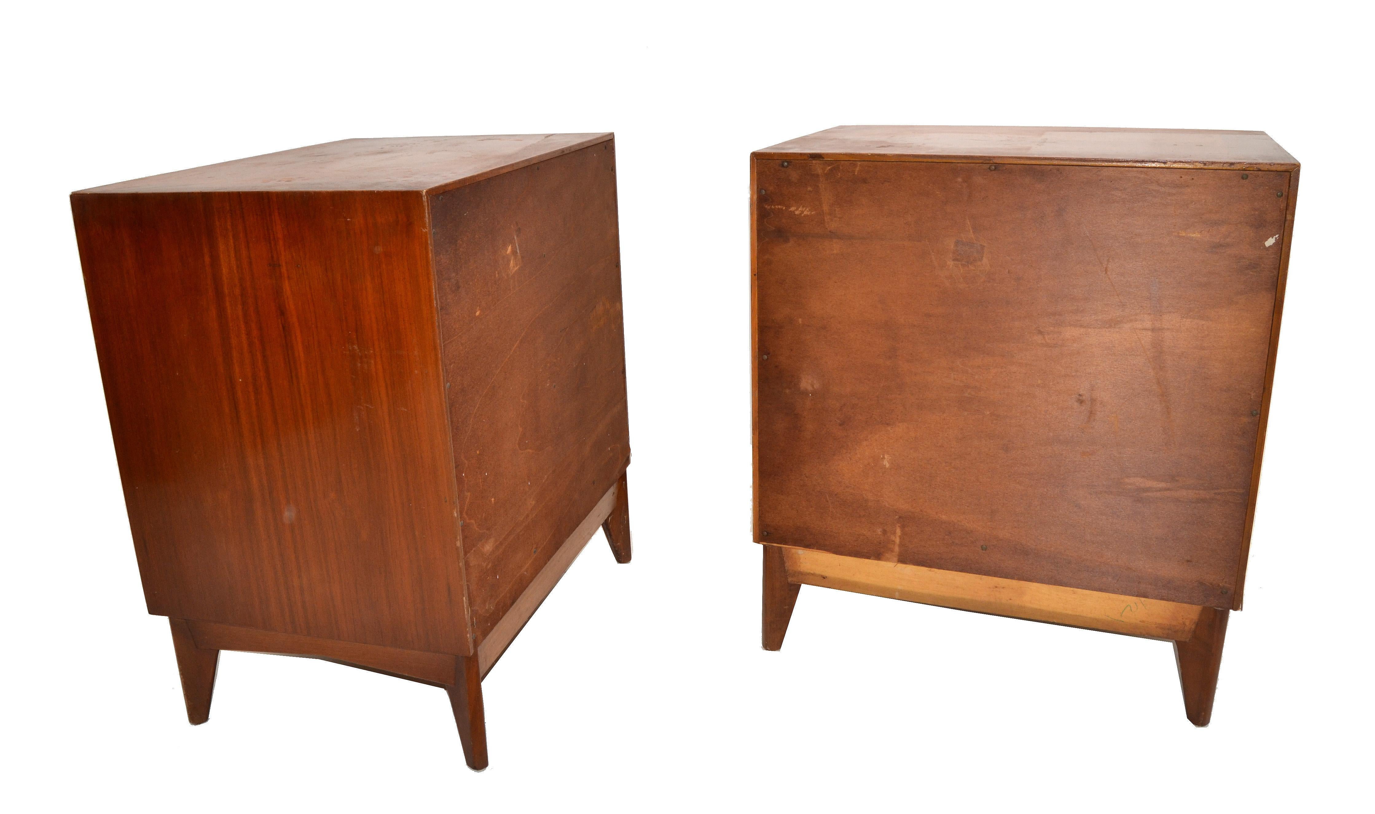 Bois Paire de tables de chevet classiques américaines en bois et laiton de style mi-siècle moderne en vente