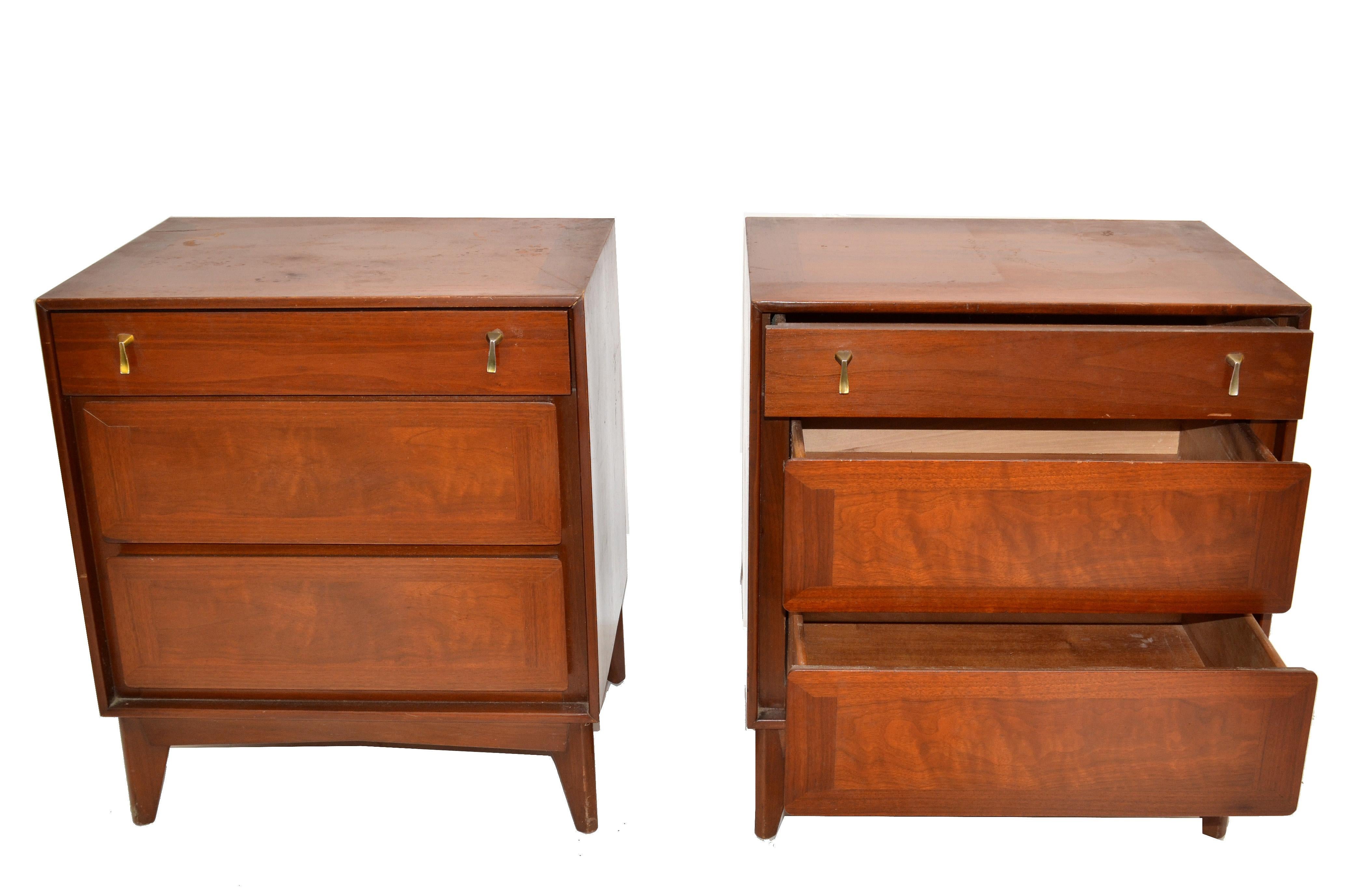 Paire de tables de chevet classiques américaines en bois et laiton de style mi-siècle moderne en vente 1