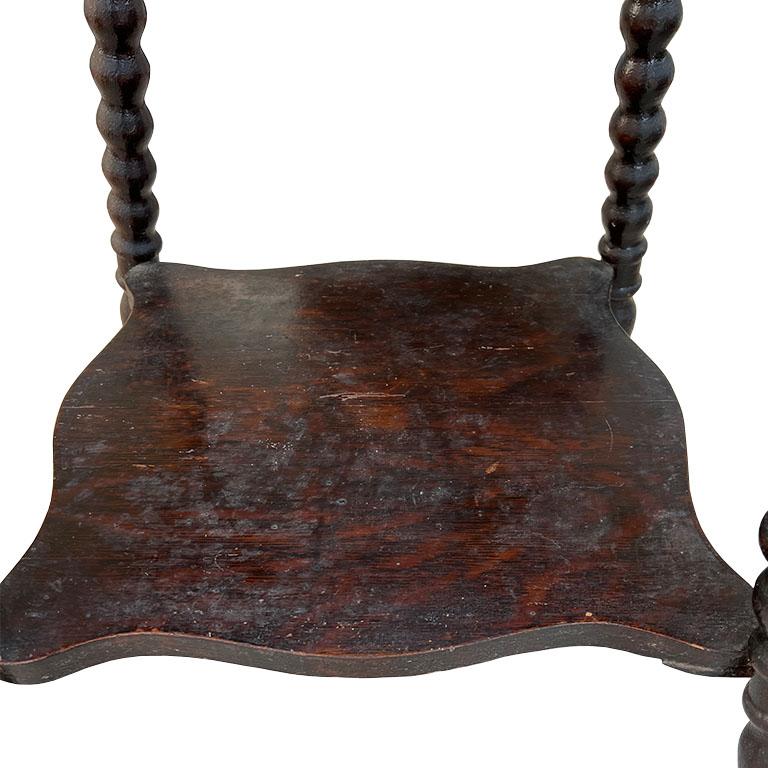 Classique américain Table d'appoint américaine classique en bois à 2 niveaux avec pieds tournés, 19ème siècle en vente