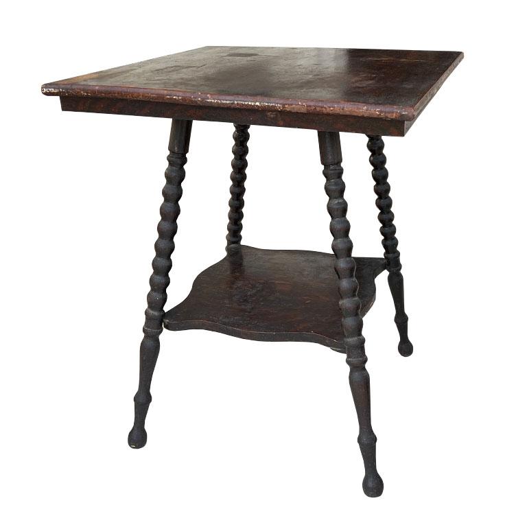 Américain Table d'appoint américaine classique en bois à 2 niveaux avec pieds tournés, 19ème siècle en vente
