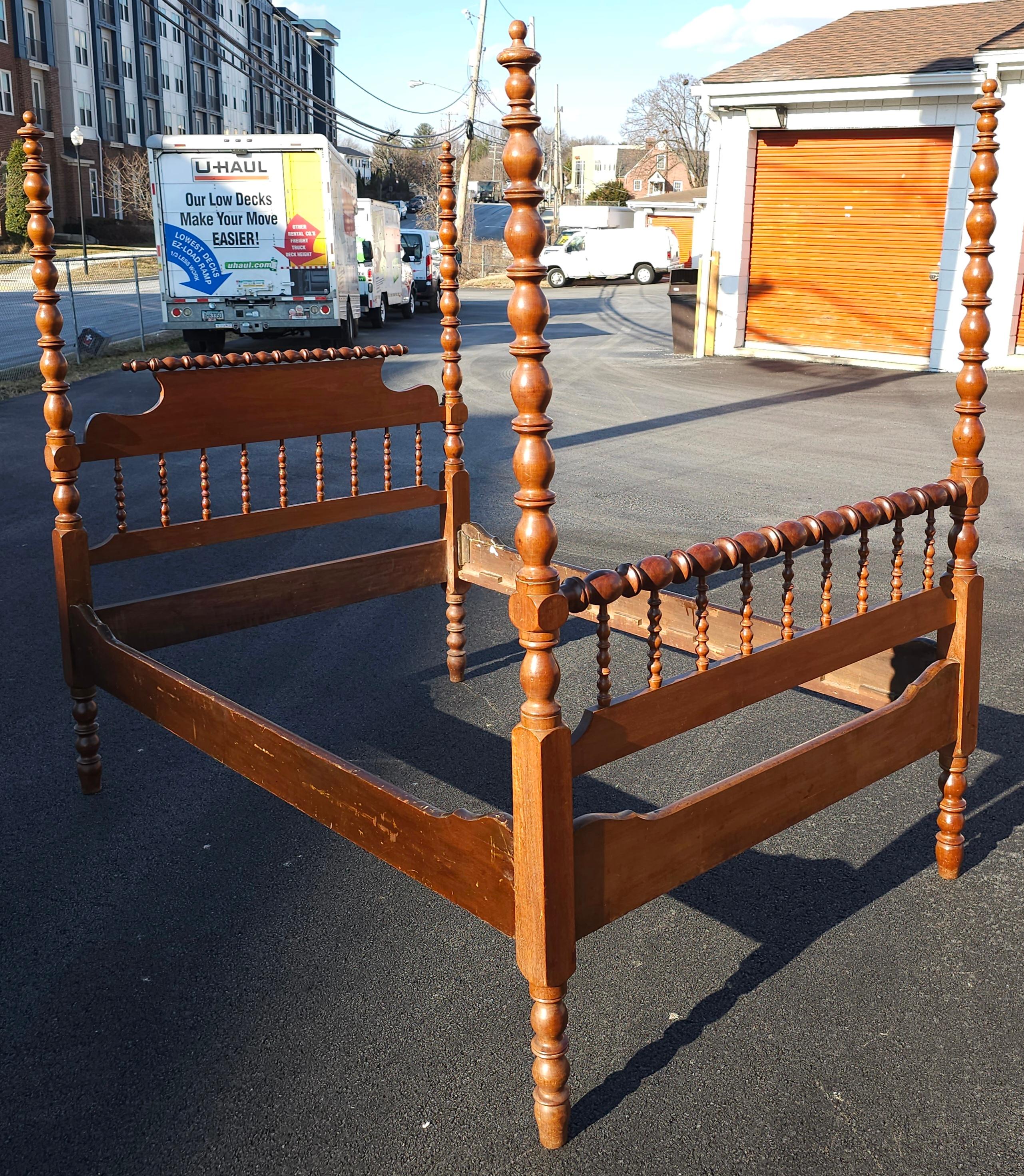 American Classical Bobbin Turned Spindle Fruitwood Poster Full Size Bed In Good Condition For Sale In Germantown, MD