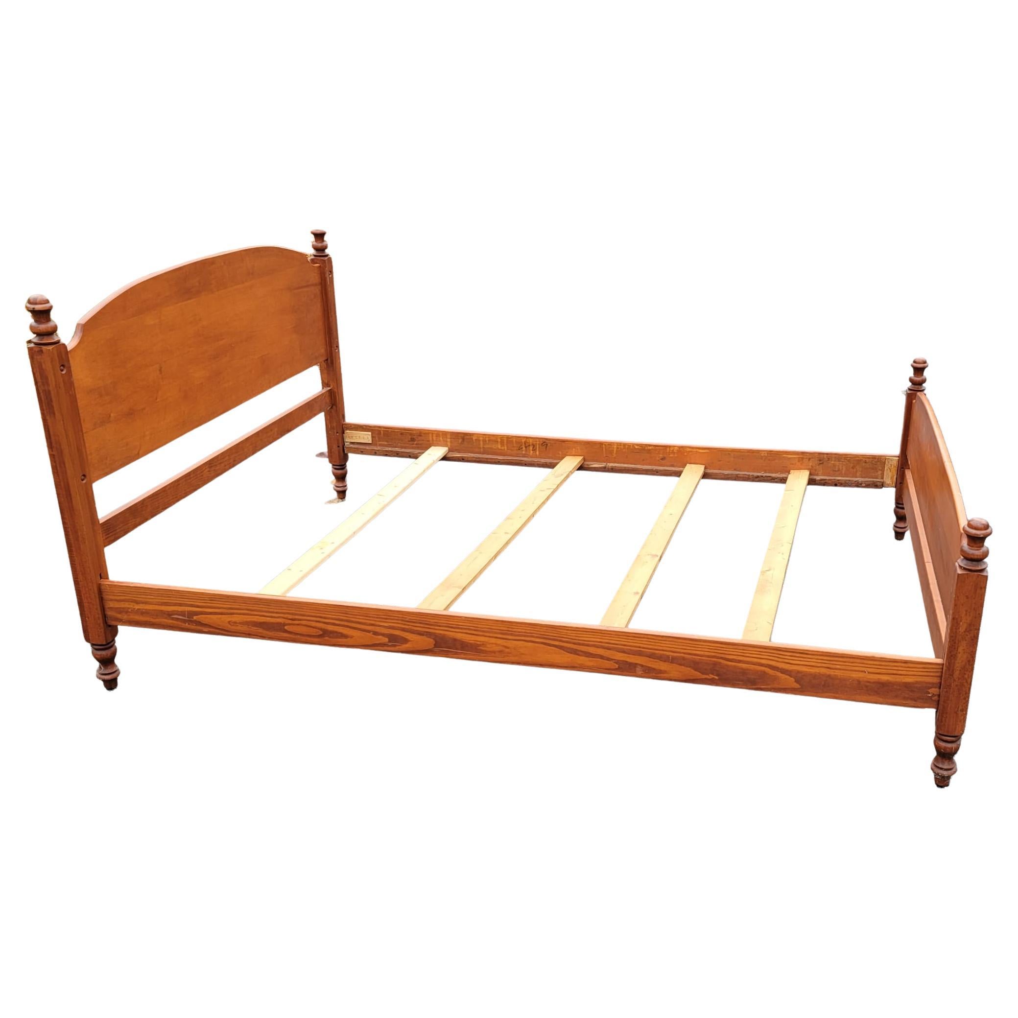 An American classical colonial style maple full size bedstead in good vintage condition. Measure 80.5