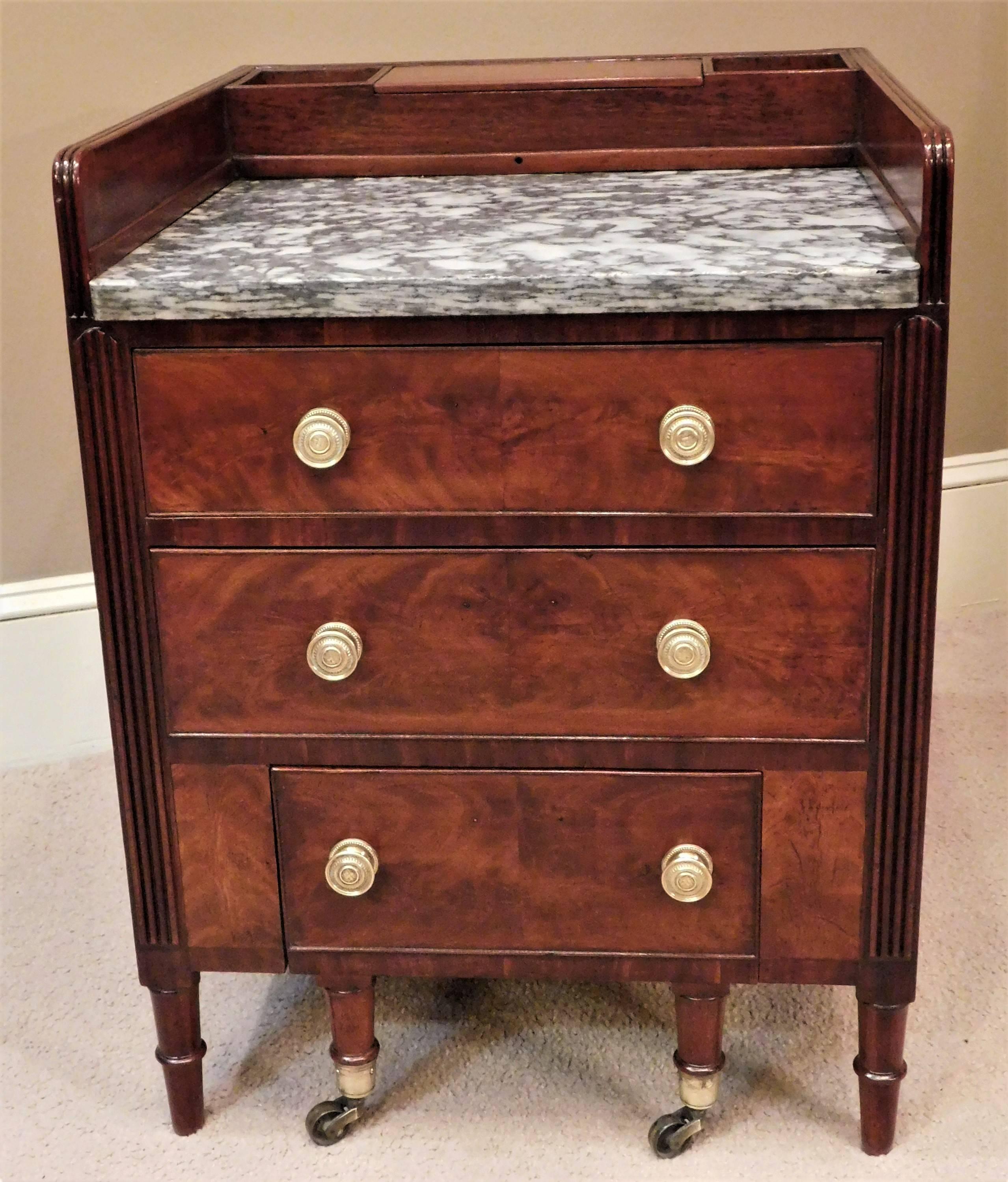 American Classical Commode and Wash Stand, Baltimore, circa 1820 In Excellent Condition For Sale In Alexandria, VA