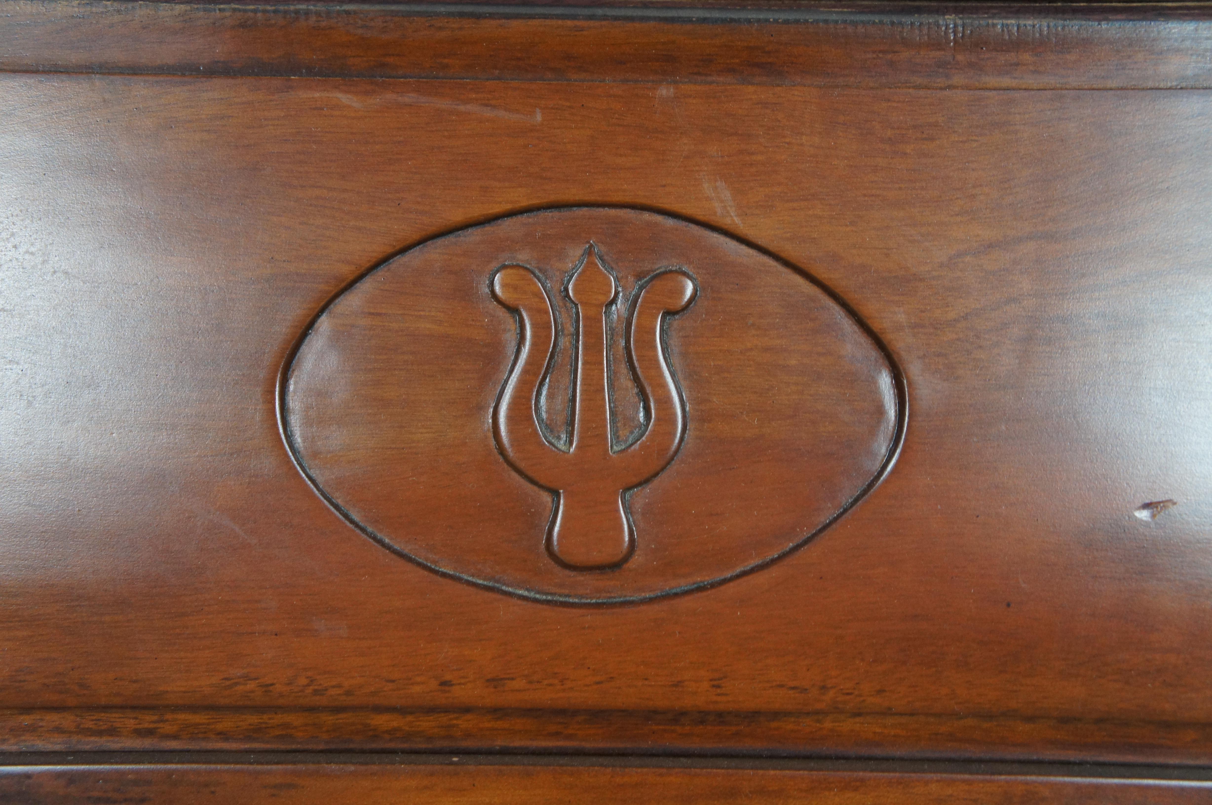 Miroir à fronton Trident en acajou de style Classic Mantels 49