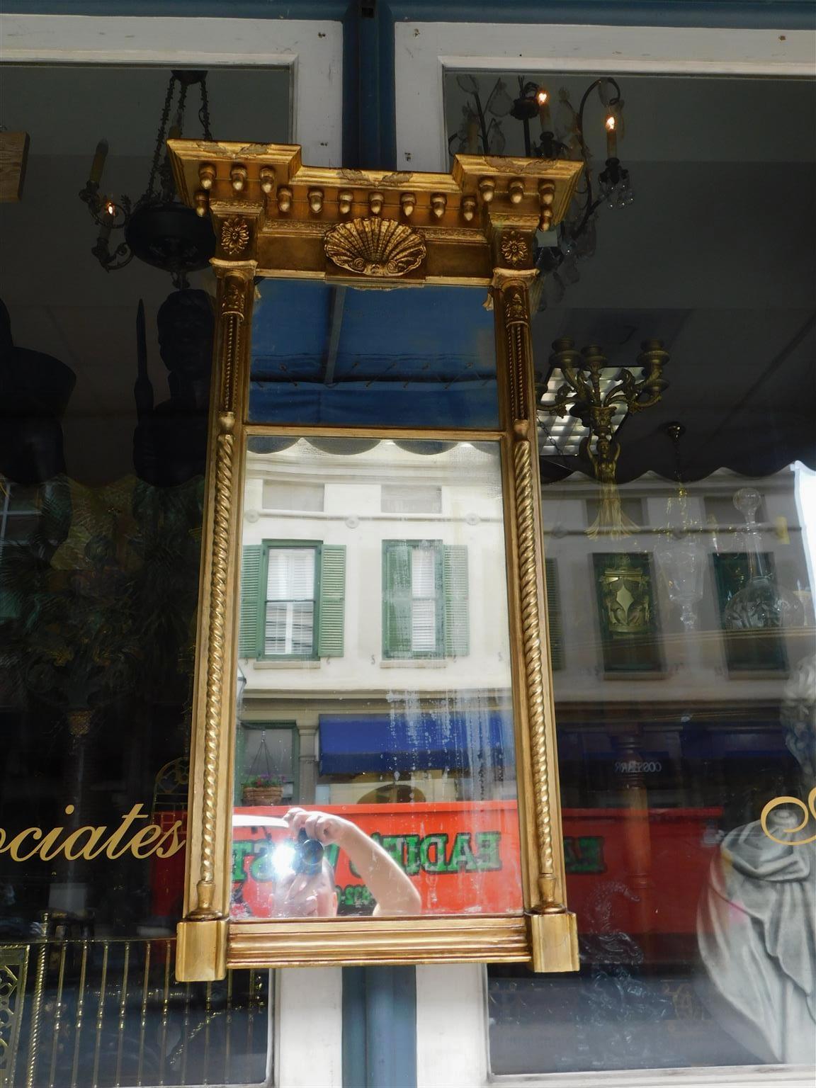 Amerikanischer klassischer Spiegel aus vergoldetem Holz mit dekorativen Eichel-, Muschel-, Medaillon- und Seilschnitzereien. Der Spiegel behält das Originalglas und die Holzrückwand. Anfang des 19. Jahrhunderts.