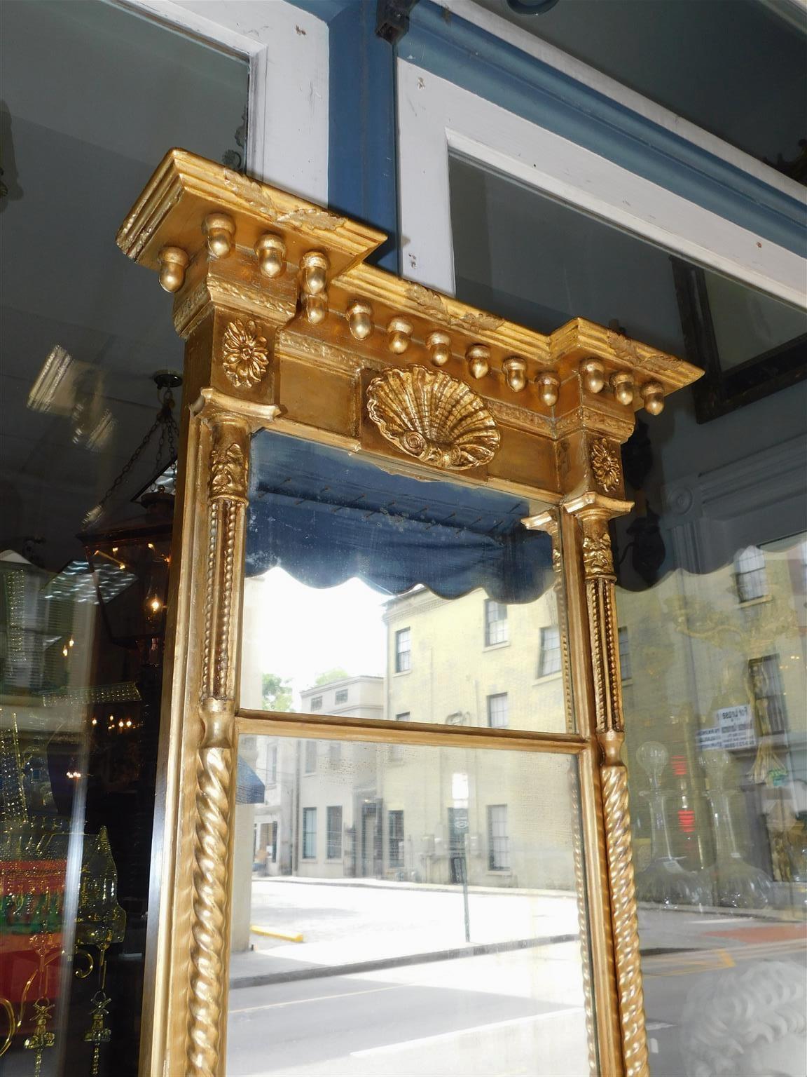 American Classical Gilt Mirror with Acorn, Shell, and Medallion Carvings C. 1815 In Excellent Condition For Sale In Hollywood, SC