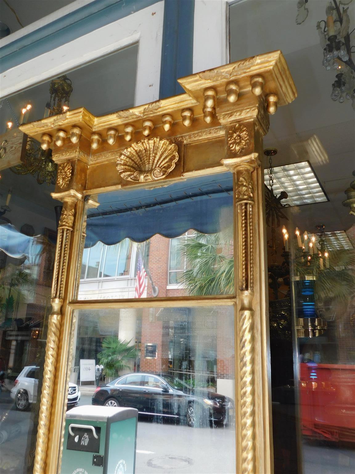 Amerikanischer klassischer vergoldeter amerikanischer Spiegel mit Eichel, Muschel und Medaillonschnitzereien, um 1815 im Zustand „Hervorragend“ im Angebot in Hollywood, SC