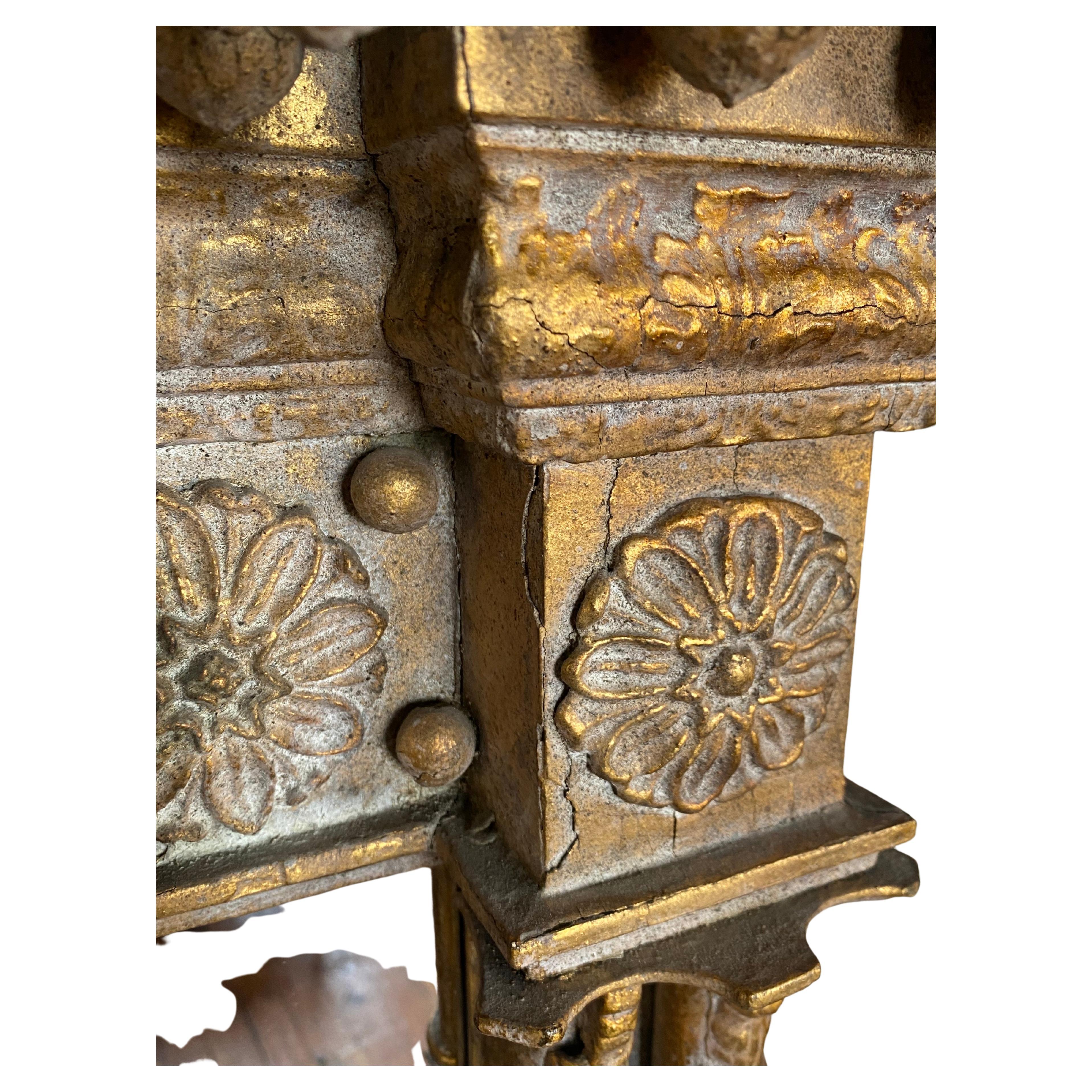 Miroir d'embarcadère classique américain doré avec sculptures de glands, de coquillages et de médaillons  en vente 3