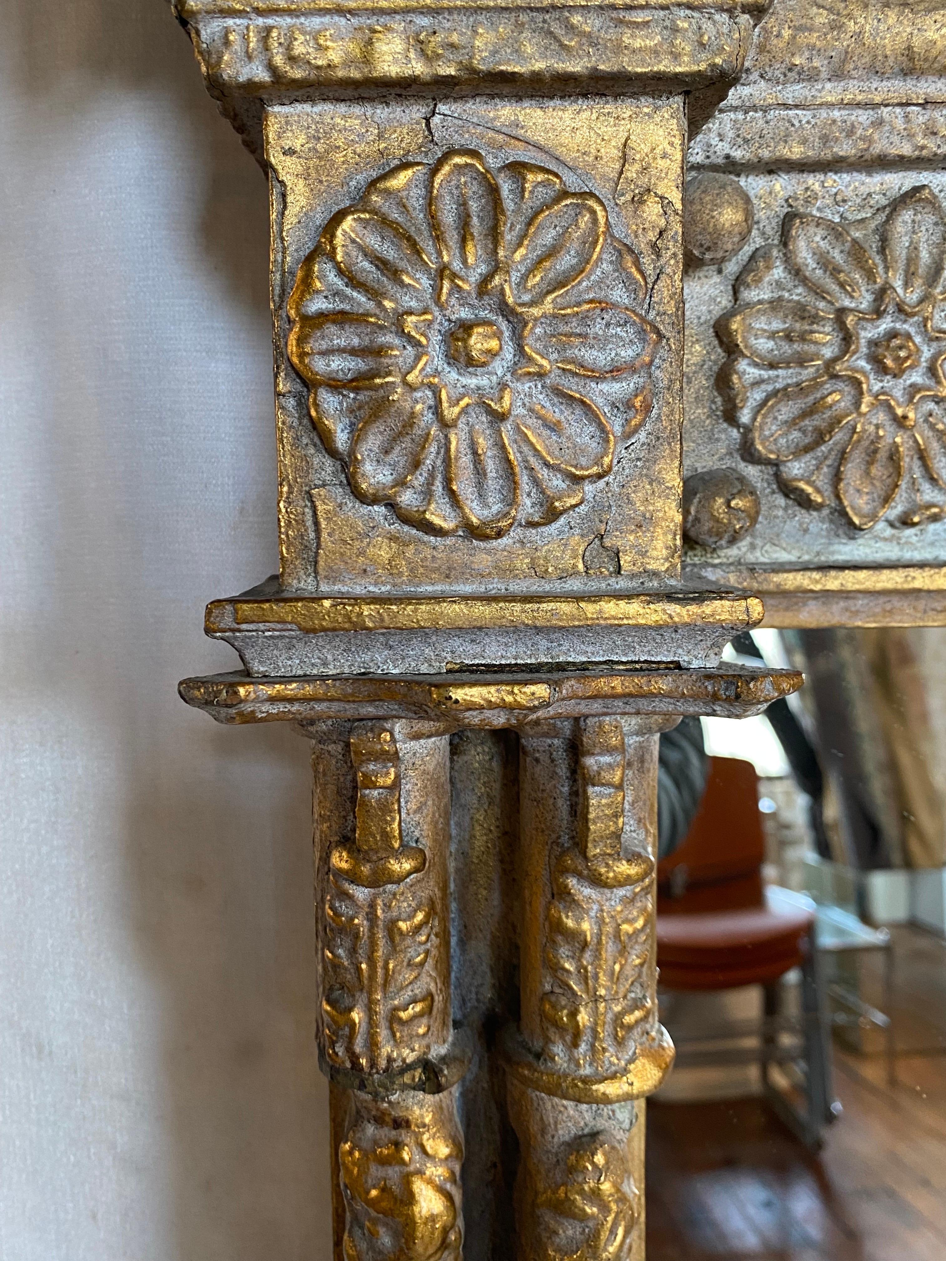 Miroir d'embarcadère classique américain doré avec sculptures de glands, de coquillages et de médaillons  en vente 5