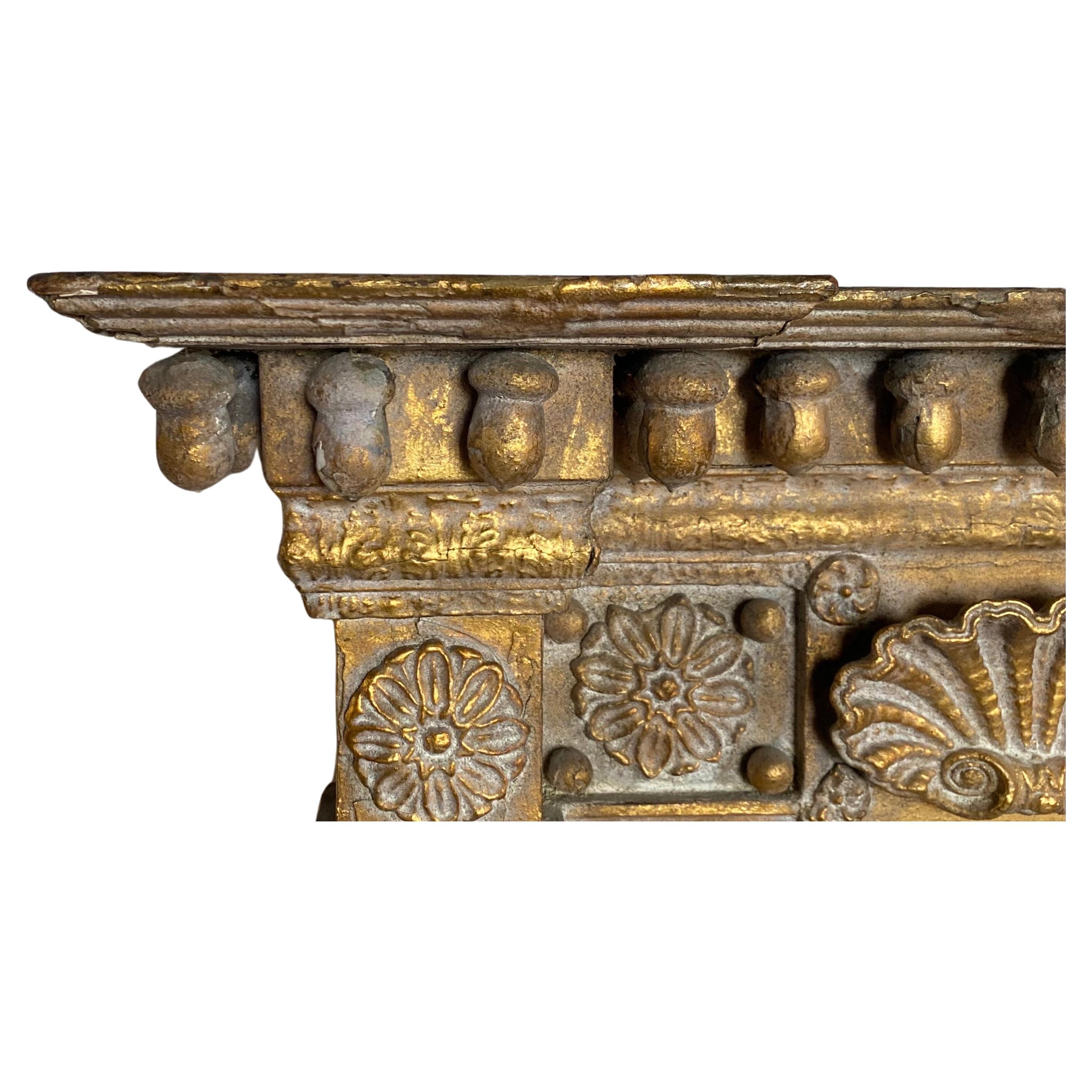 Empire américain Miroir d'embarcadère classique américain doré avec sculptures de glands, de coquillages et de médaillons  en vente