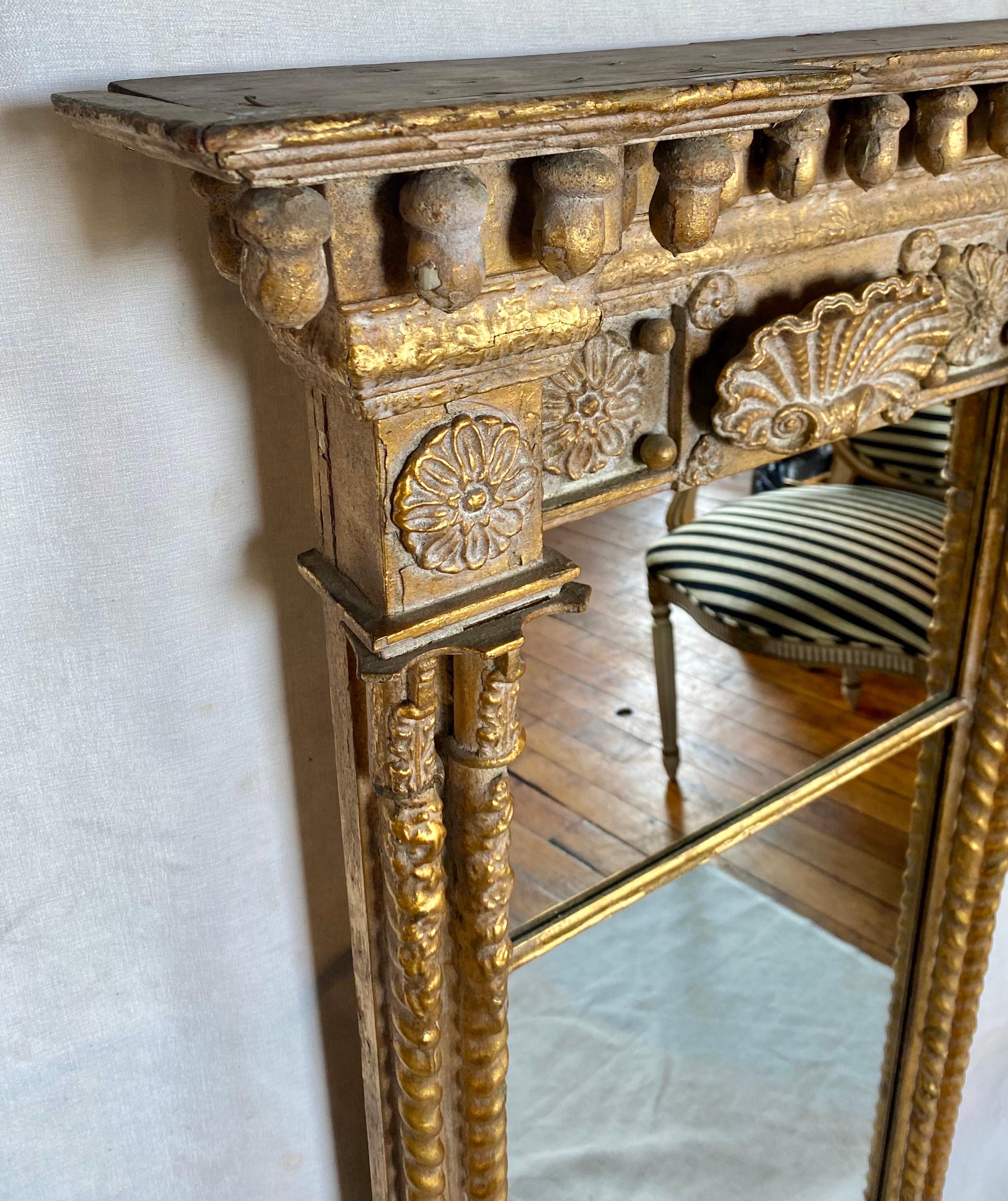 XIXe siècle Miroir d'embarcadère classique américain doré avec sculptures de glands, de coquillages et de médaillons  en vente