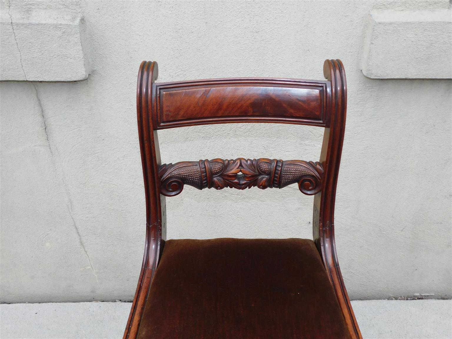 Classico americano Sgabello classico americano ad arpa in mogano con fogliame d'acanto e piedi a zampa, C.C. 1810 in vendita