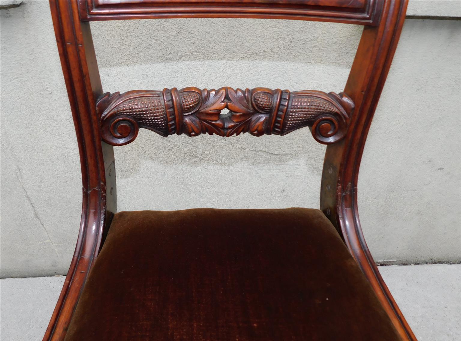 Americano Sgabello classico americano ad arpa in mogano con fogliame d'acanto e piedi a zampa, C.C. 1810 in vendita