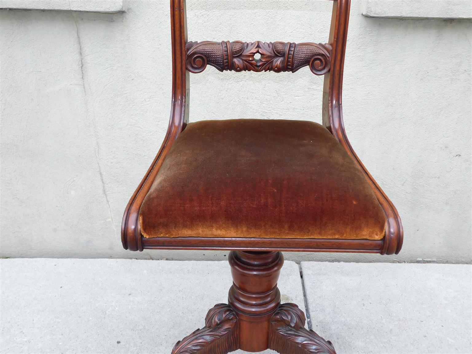Intagliato a mano Sgabello classico americano ad arpa in mogano con fogliame d'acanto e piedi a zampa, C.C. 1810 in vendita