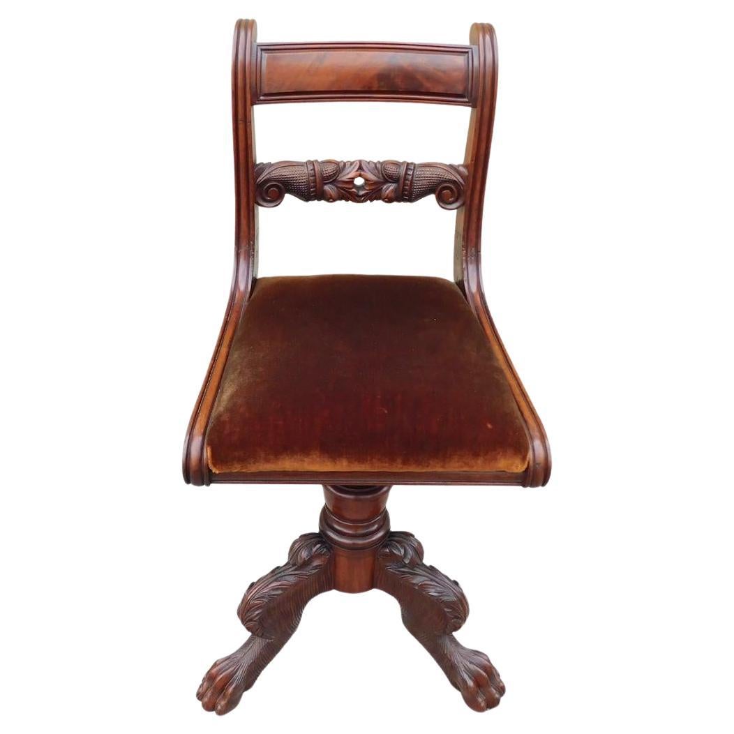 Sgabello classico americano ad arpa in mogano con fogliame d'acanto e piedi a zampa, C.C. 1810 in vendita