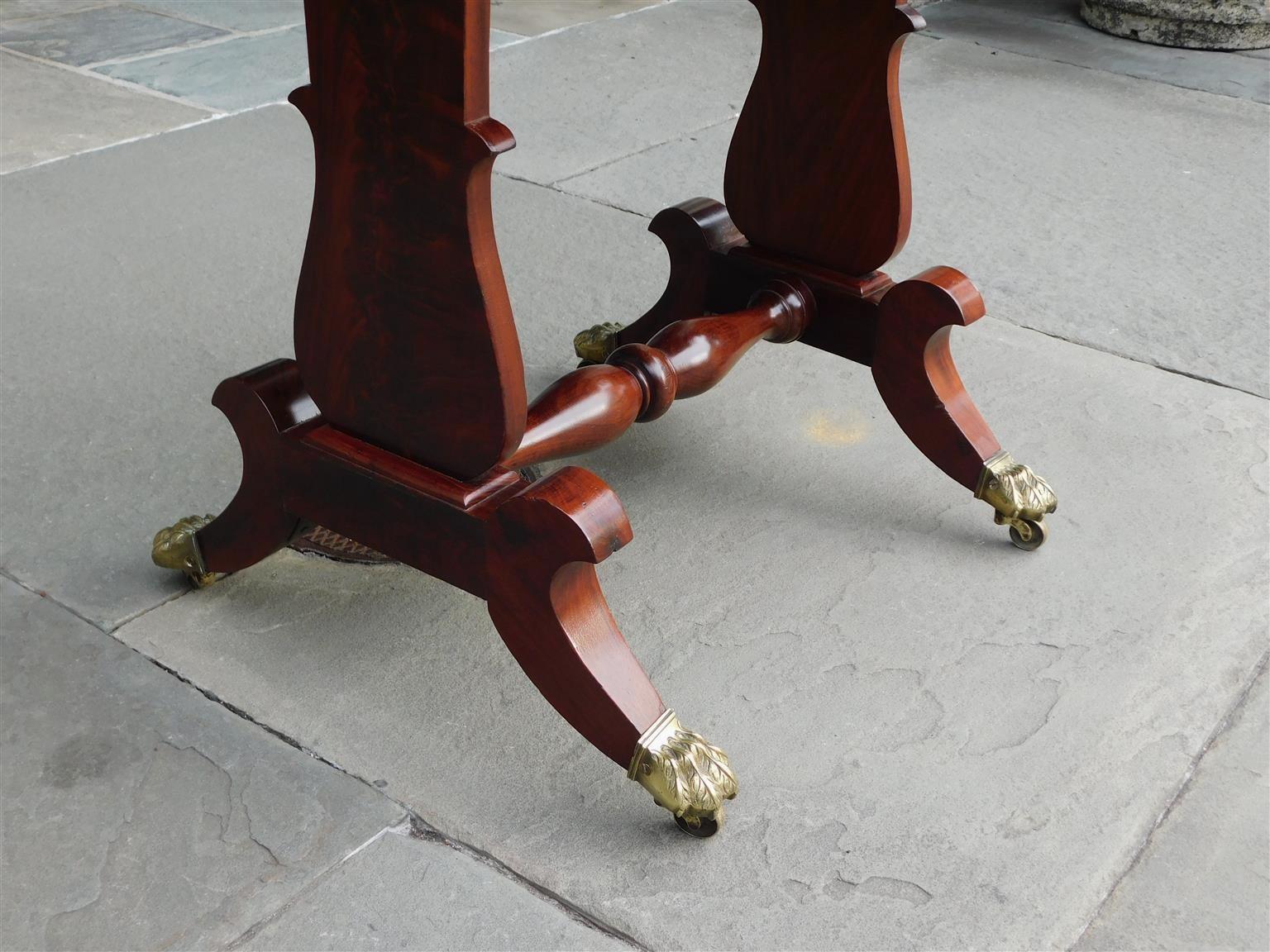 Classic Mahogany Drop Leaf Three Drawer Table with Paw Casters C 1815 en vente 2
