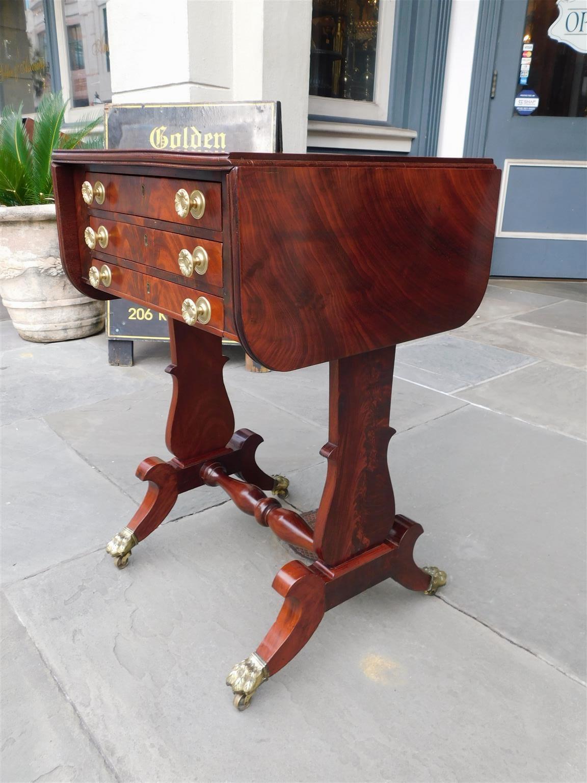Classic Mahogany Drop Leaf Three Drawer Table with Paw Casters C 1815 en vente 3