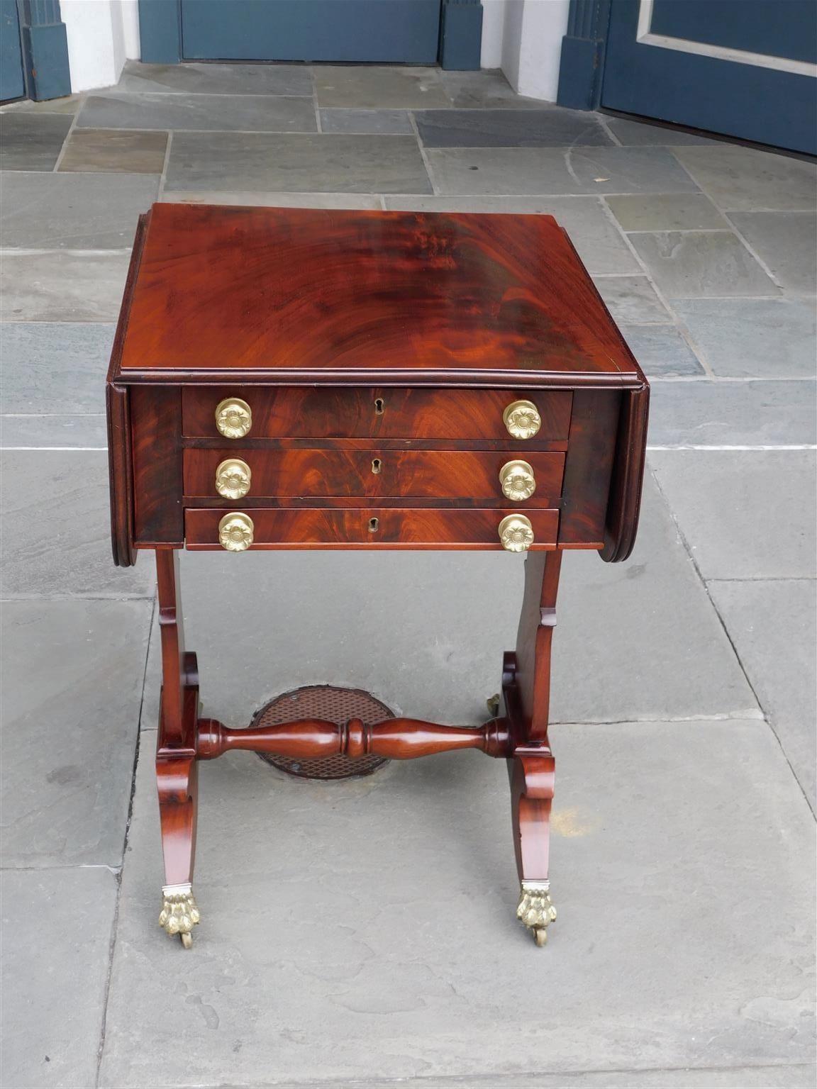 Classique américain Classic Mahogany Drop Leaf Three Drawer Table with Paw Casters C 1815 en vente