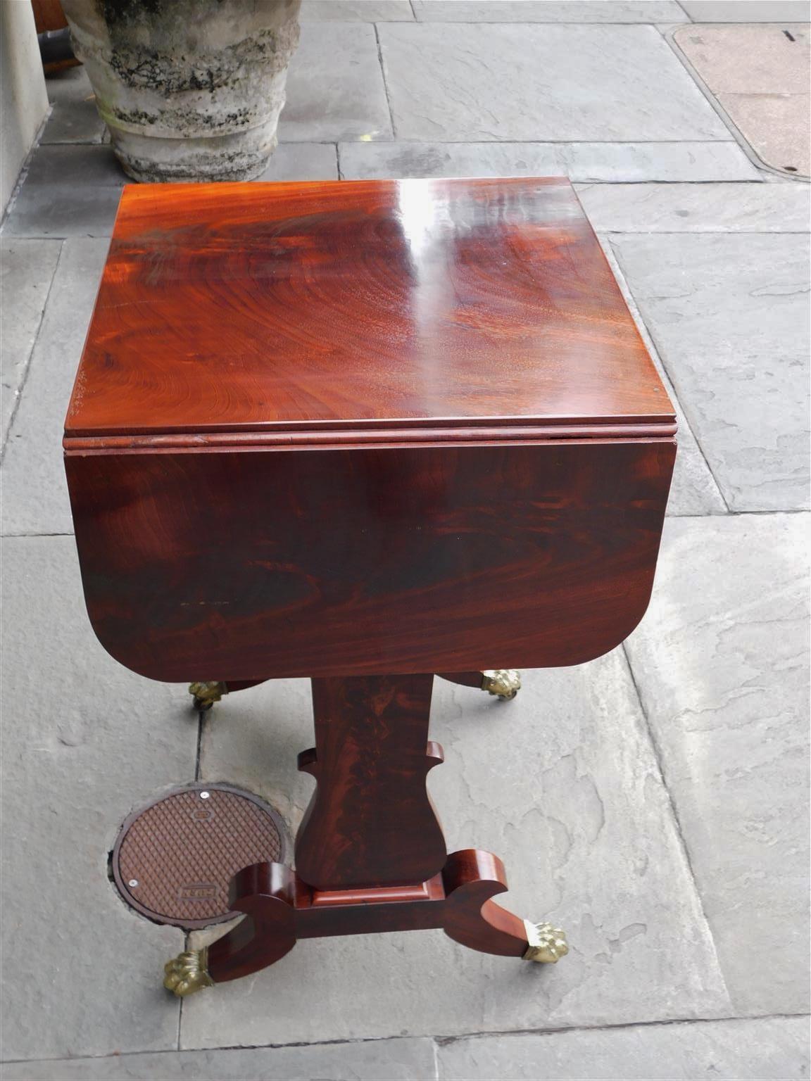 Sculpté à la main Classic Mahogany Drop Leaf Three Drawer Table with Paw Casters C 1815 en vente