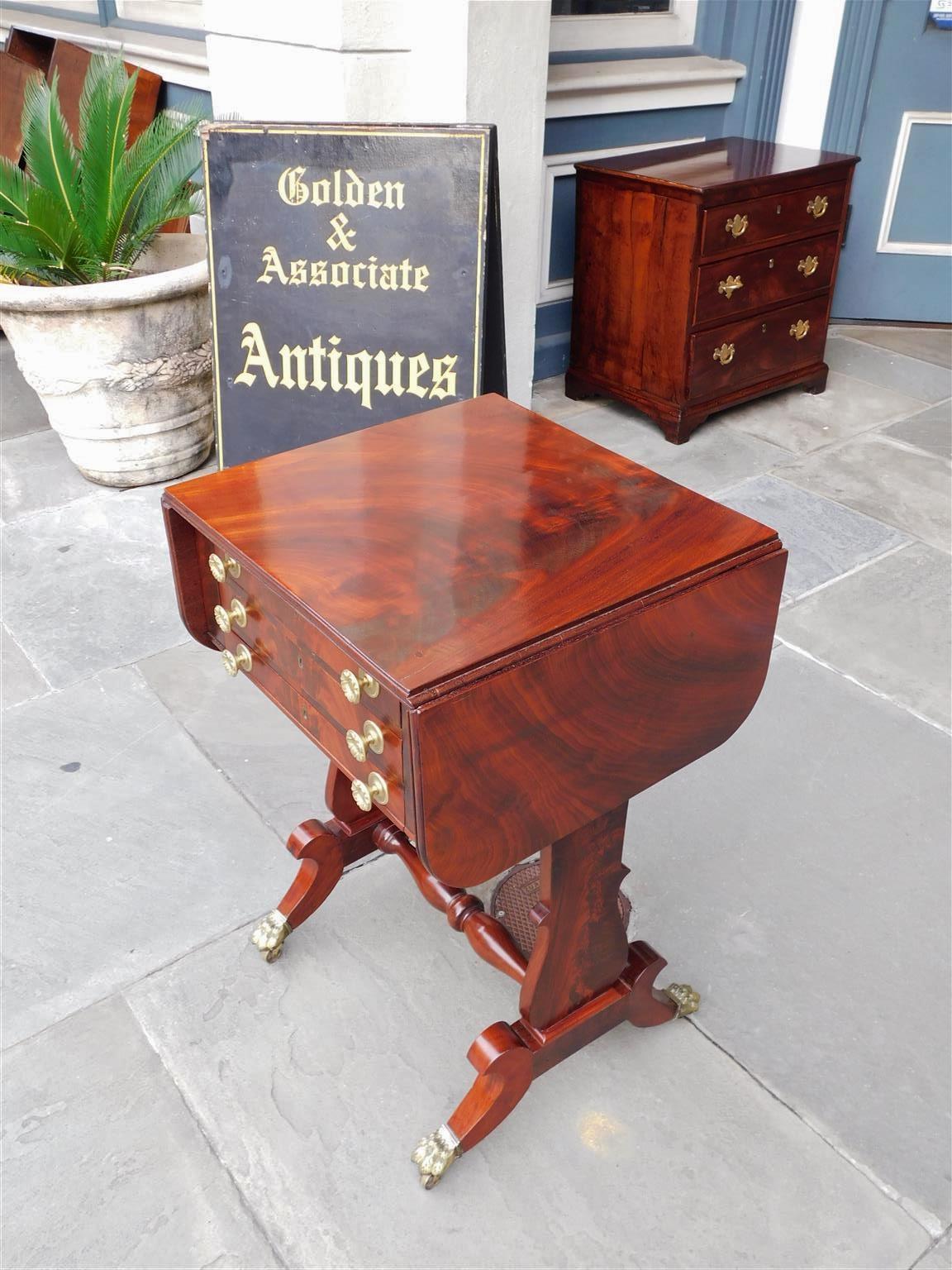 Classic Mahogany Drop Leaf Three Drawer Table with Paw Casters C 1815 Excellent état - En vente à Charleston, SC
