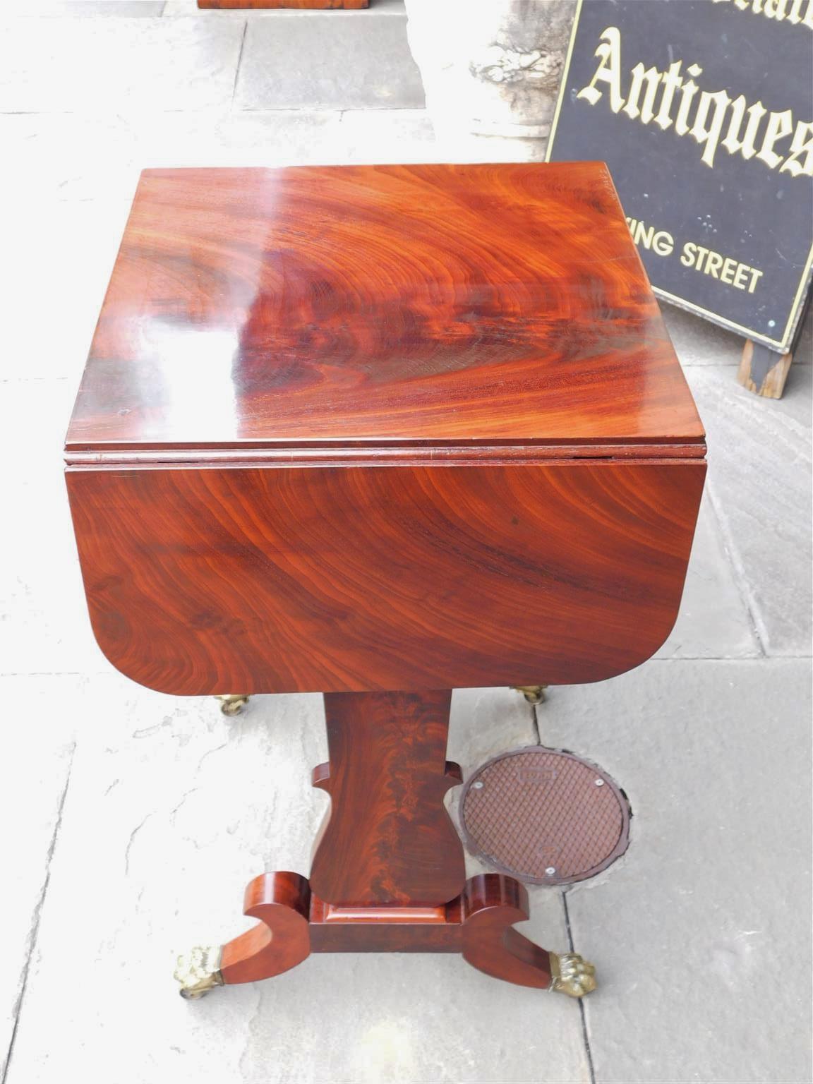 Début du XIXe siècle Classic Mahogany Drop Leaf Three Drawer Table with Paw Casters C 1815 en vente