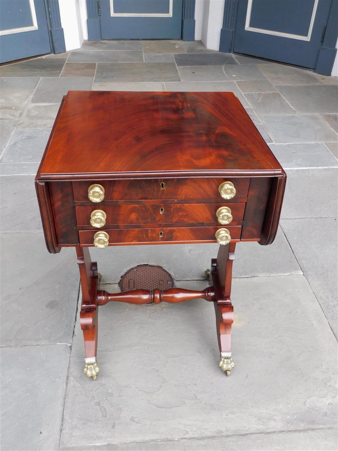 Laiton Classic Mahogany Drop Leaf Three Drawer Table with Paw Casters C 1815 en vente