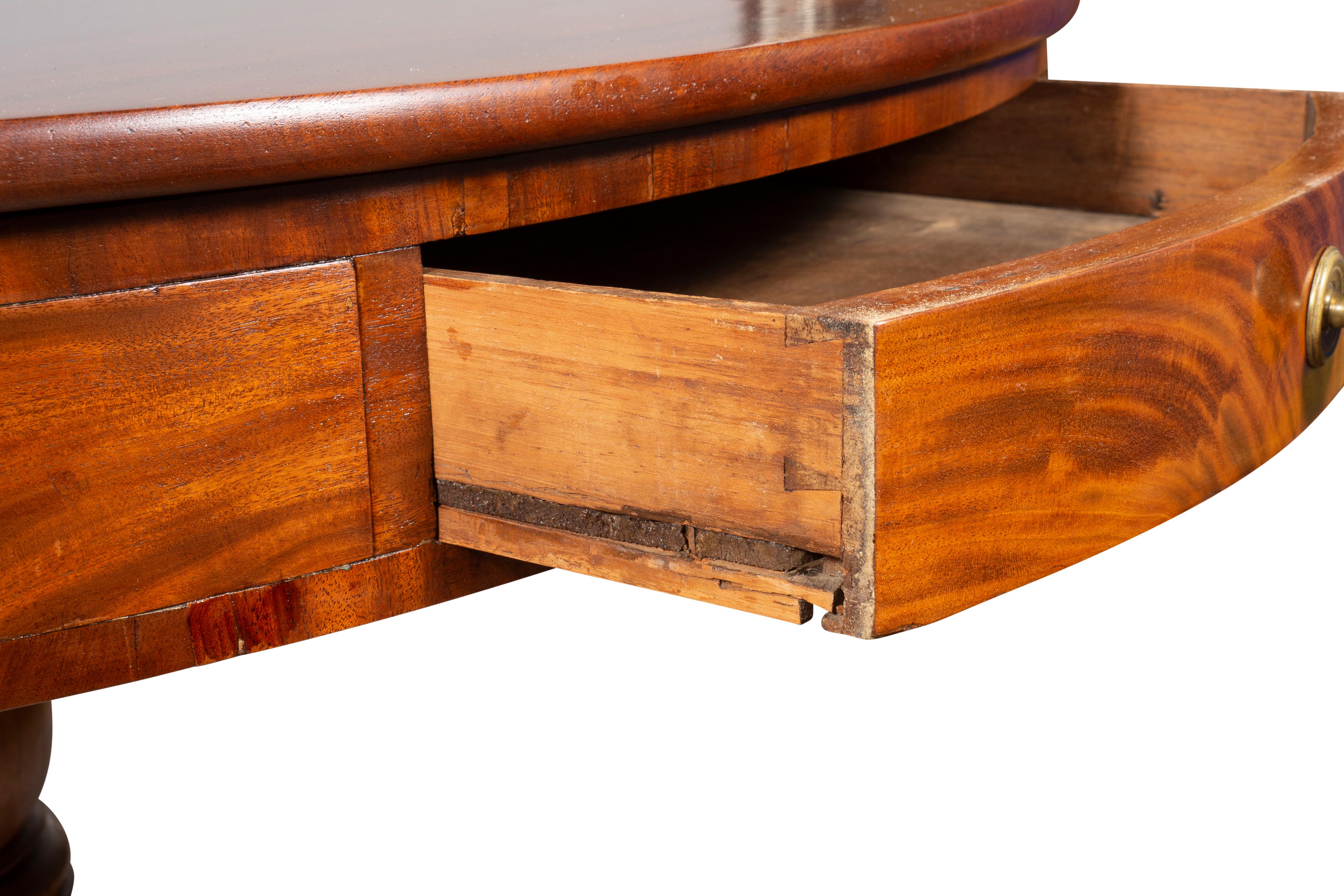 Début du XIXe siècle Table à tambour en acajou de style Classic en vente