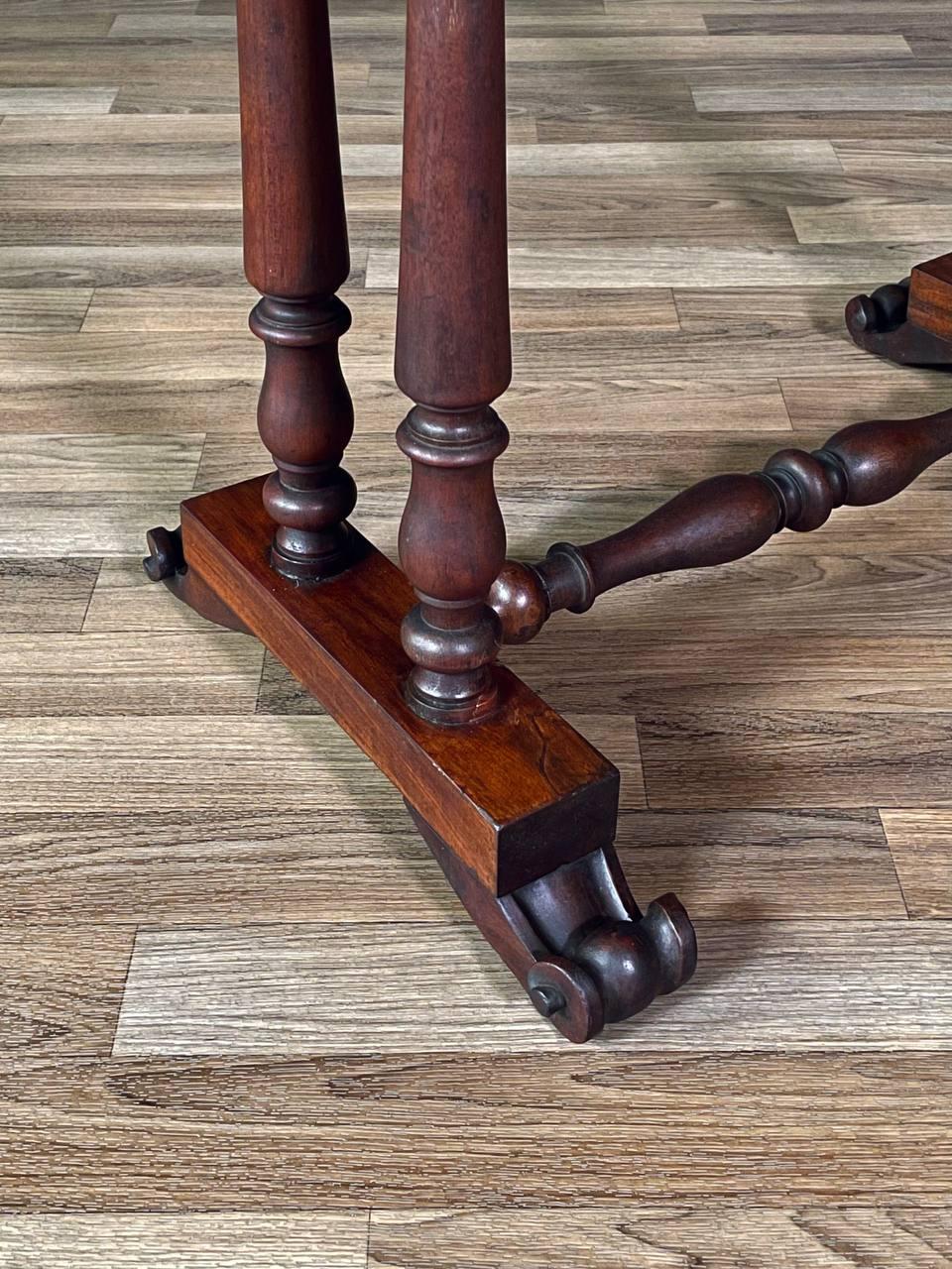 Table de travail en acajou de style néo-classique américain avec pieds tournés en vente 3