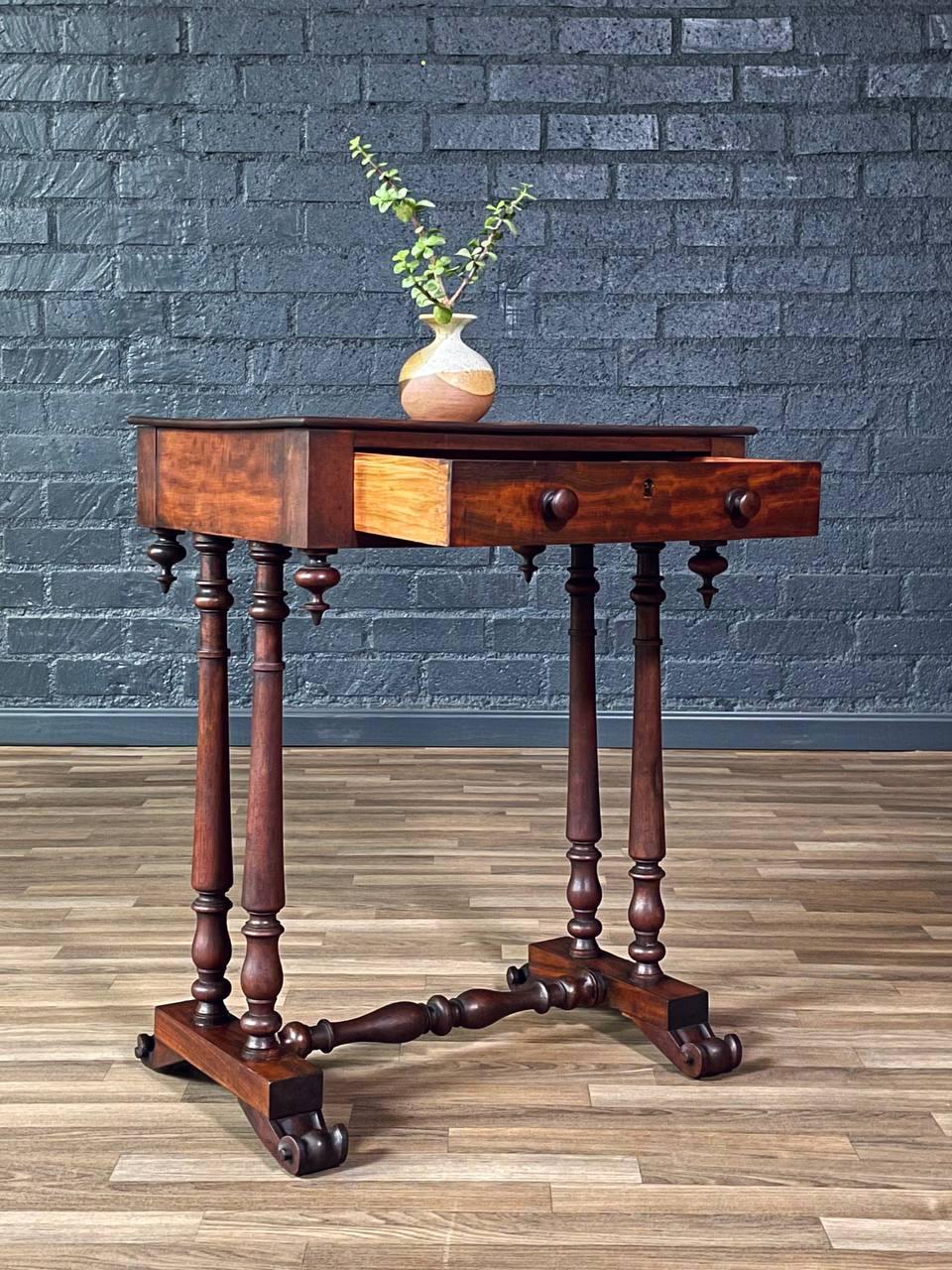 Classique américain Table de travail en acajou de style néo-classique américain avec pieds tournés en vente