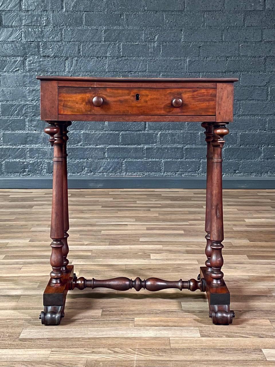 Table de travail en acajou de style néo-classique américain avec pieds tournés Bon état - En vente à Los Angeles, CA