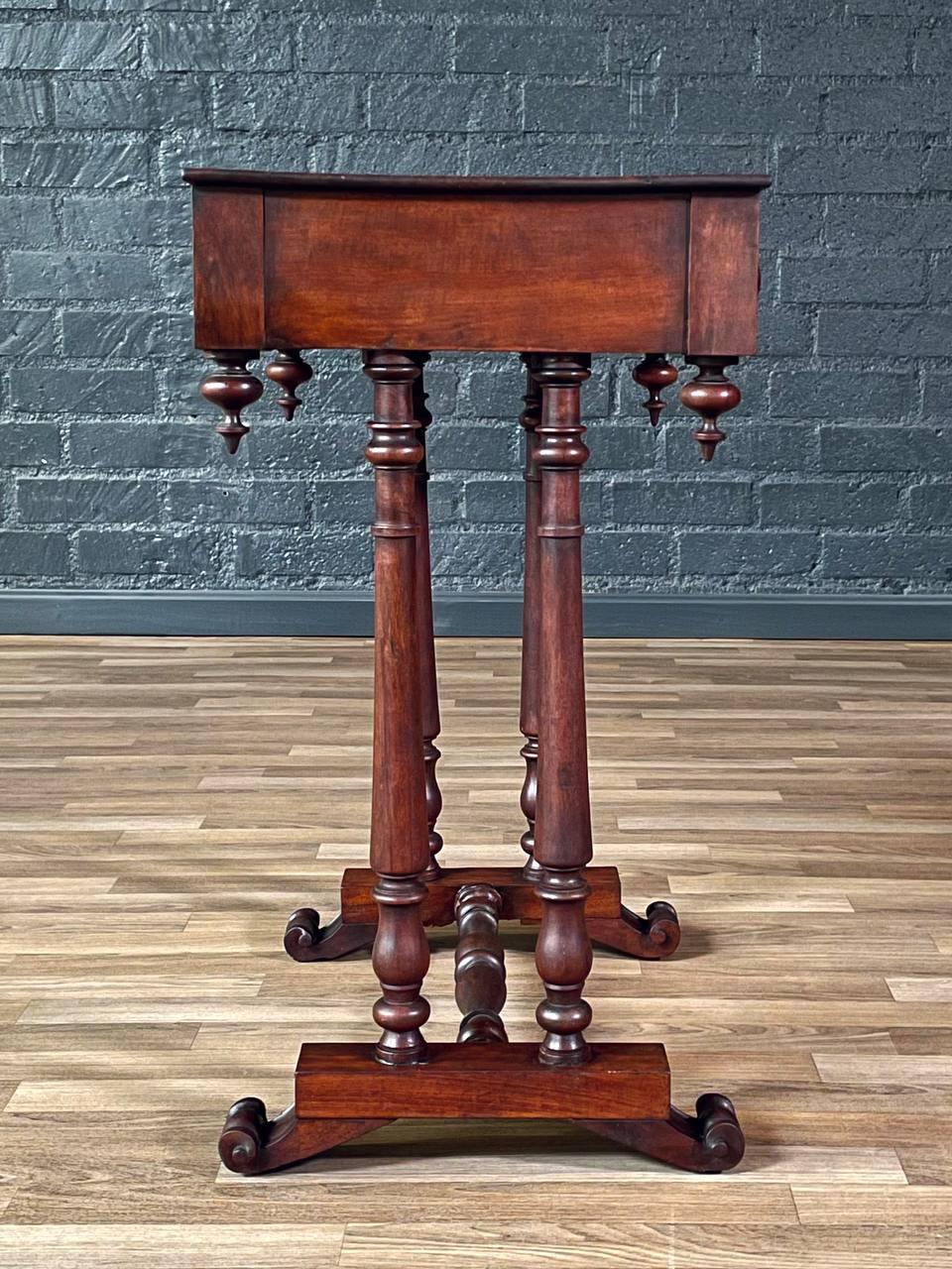 Début du 20ème siècle Table de travail en acajou de style néo-classique américain avec pieds tournés en vente