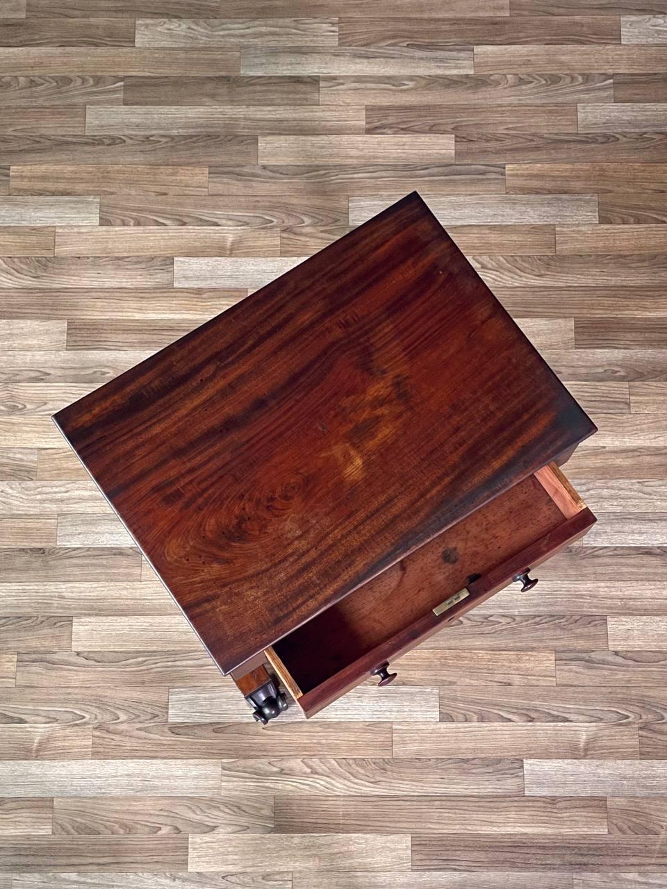 Acajou Table de travail en acajou de style néo-classique américain avec pieds tournés en vente