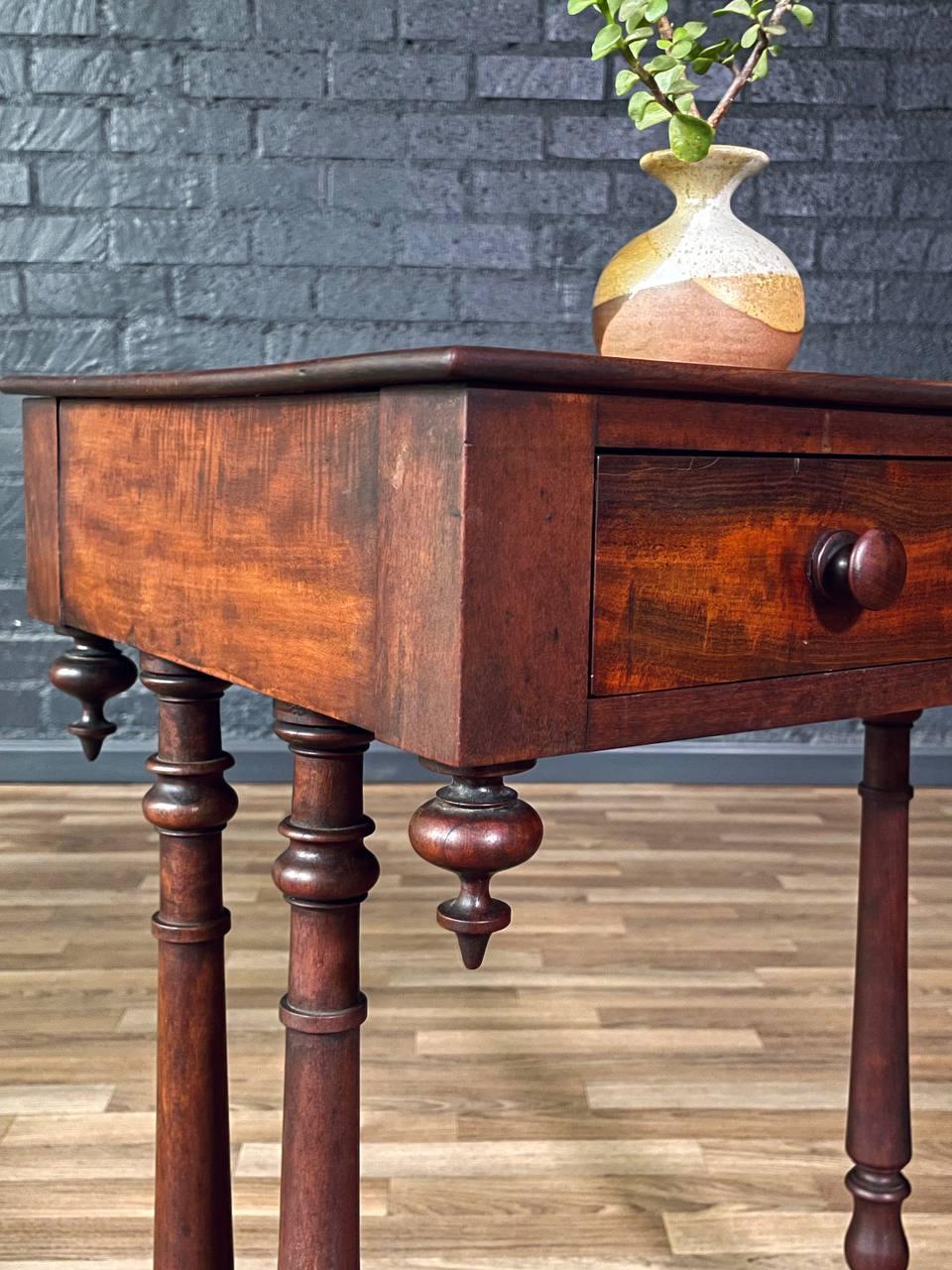 Table de travail en acajou de style néo-classique américain avec pieds tournés en vente 1