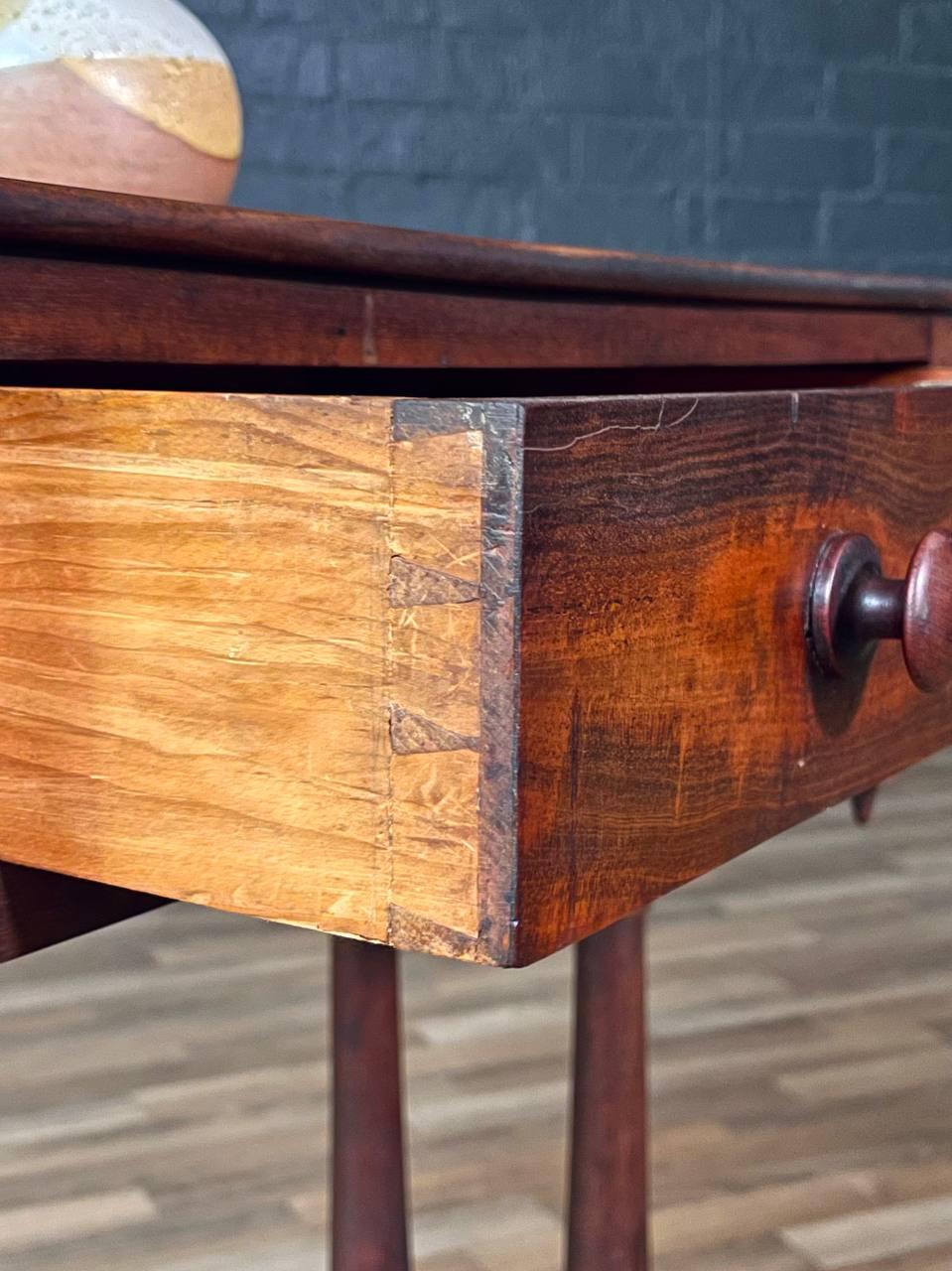 Table de travail en acajou de style néo-classique américain avec pieds tournés en vente 2