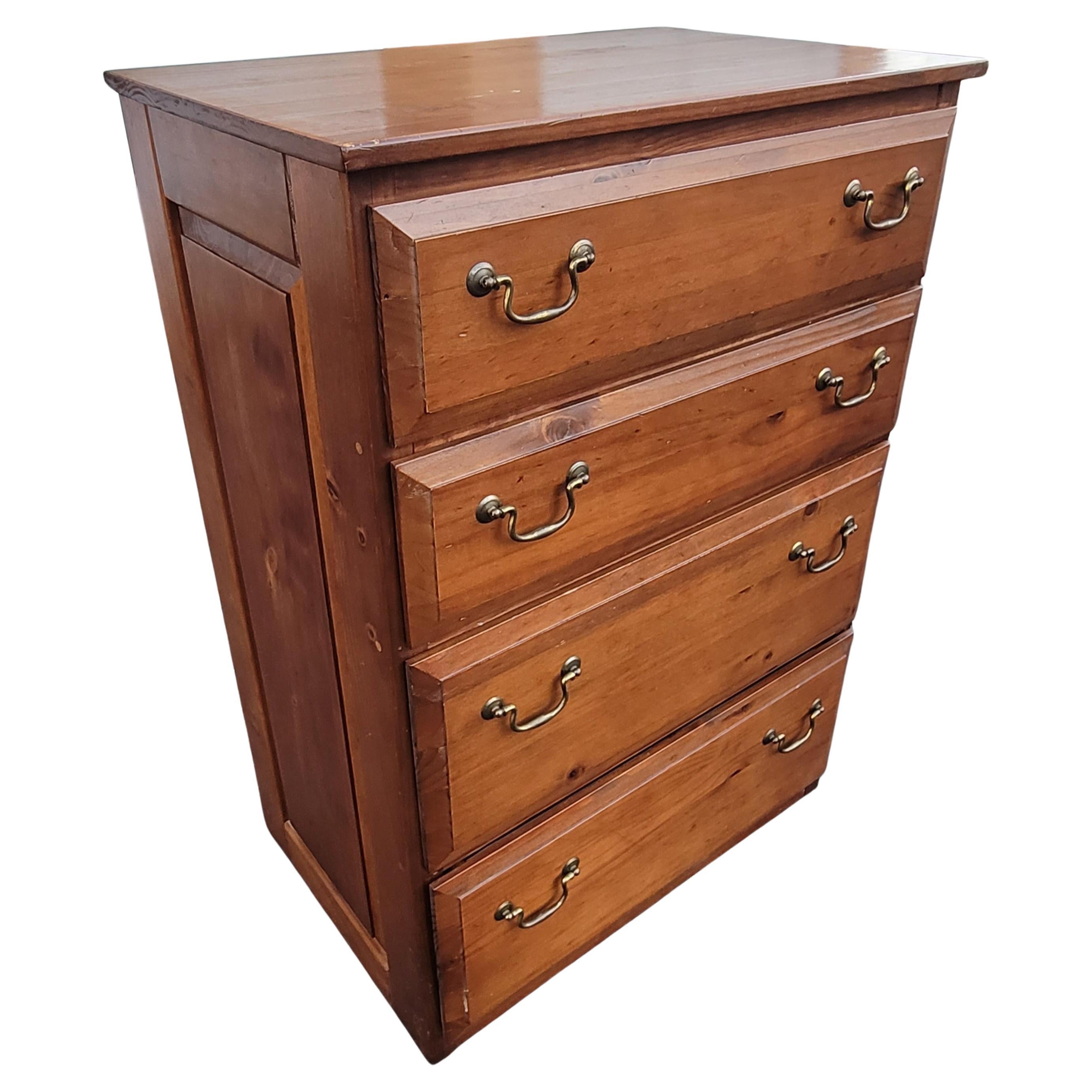 Cassettiera classica americana in pino massiccio con lati pannellati con 4 cassetti in legno massiccio perfettamente funzionanti. Misura 29,25