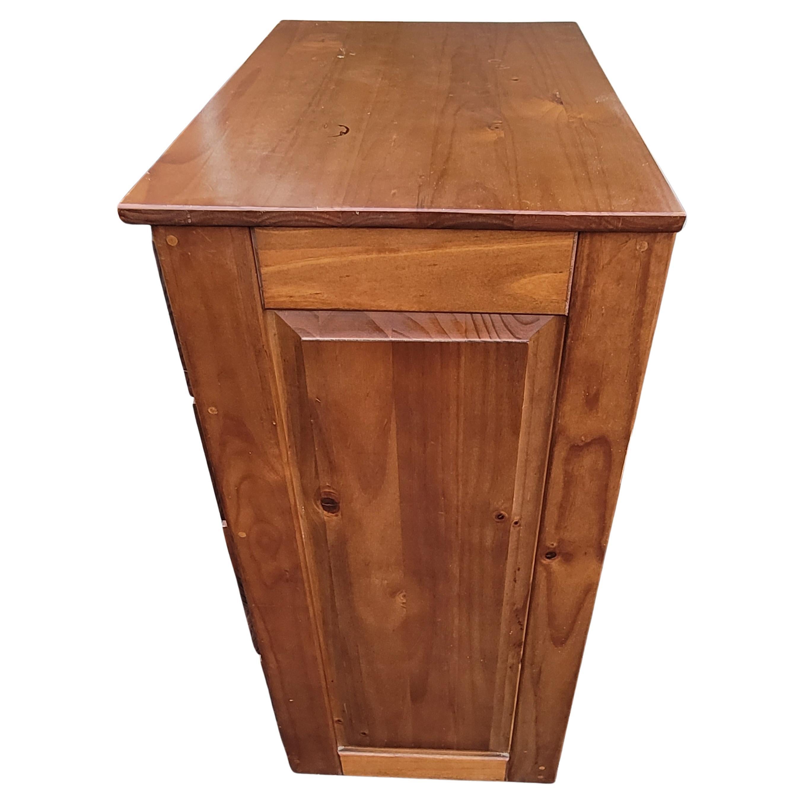 20th Century American Classical Solid Pine with Panelized Sides Chest of Drawers For Sale