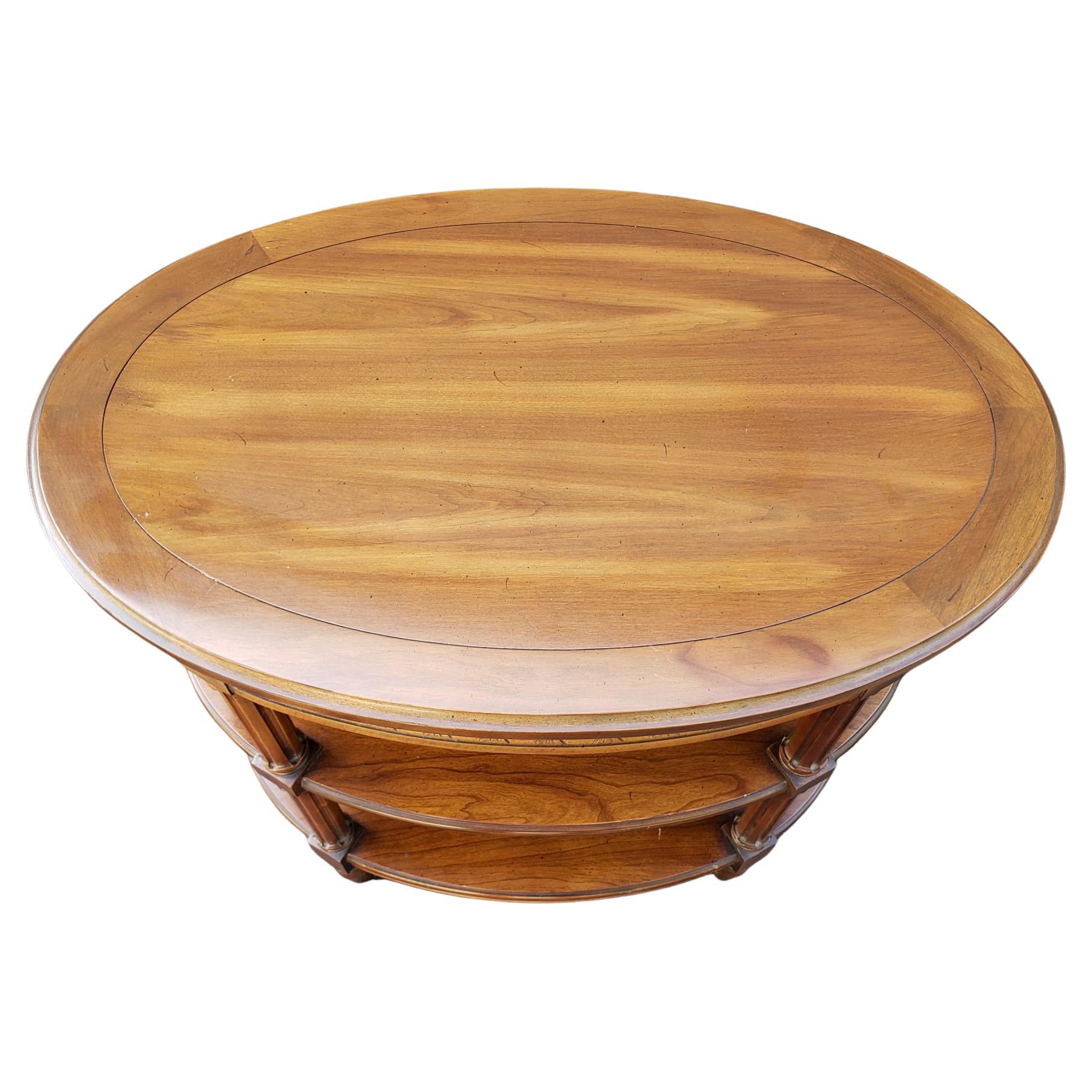 Ein amerikanischer klassischer dreistöckiger ovaler Beistelltisch aus Obstholz in sehr gutem Zustand mit handgeriebener Oberfläche. Misst 19